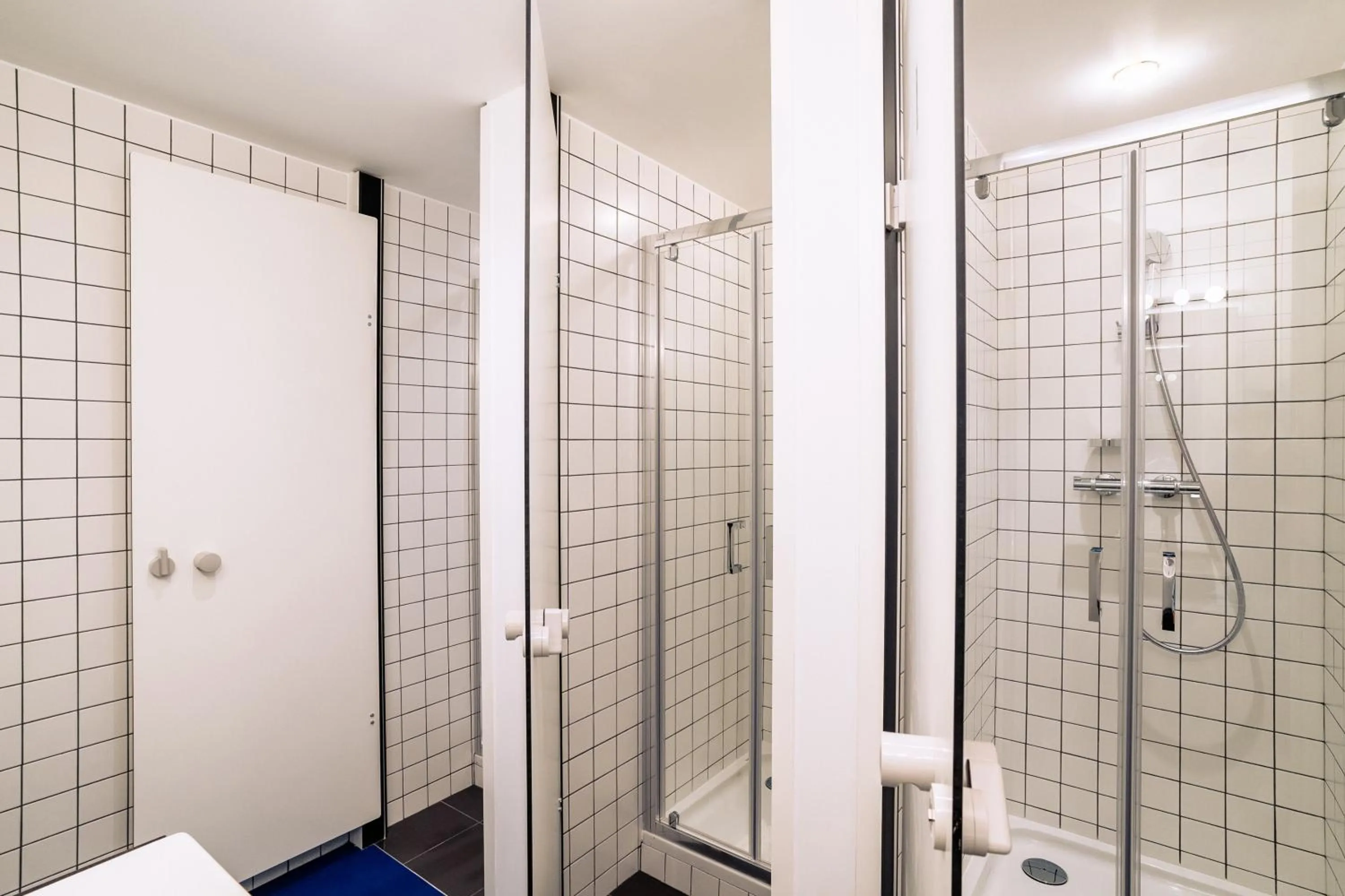 Shower in RockyPop Marseille Hôtel