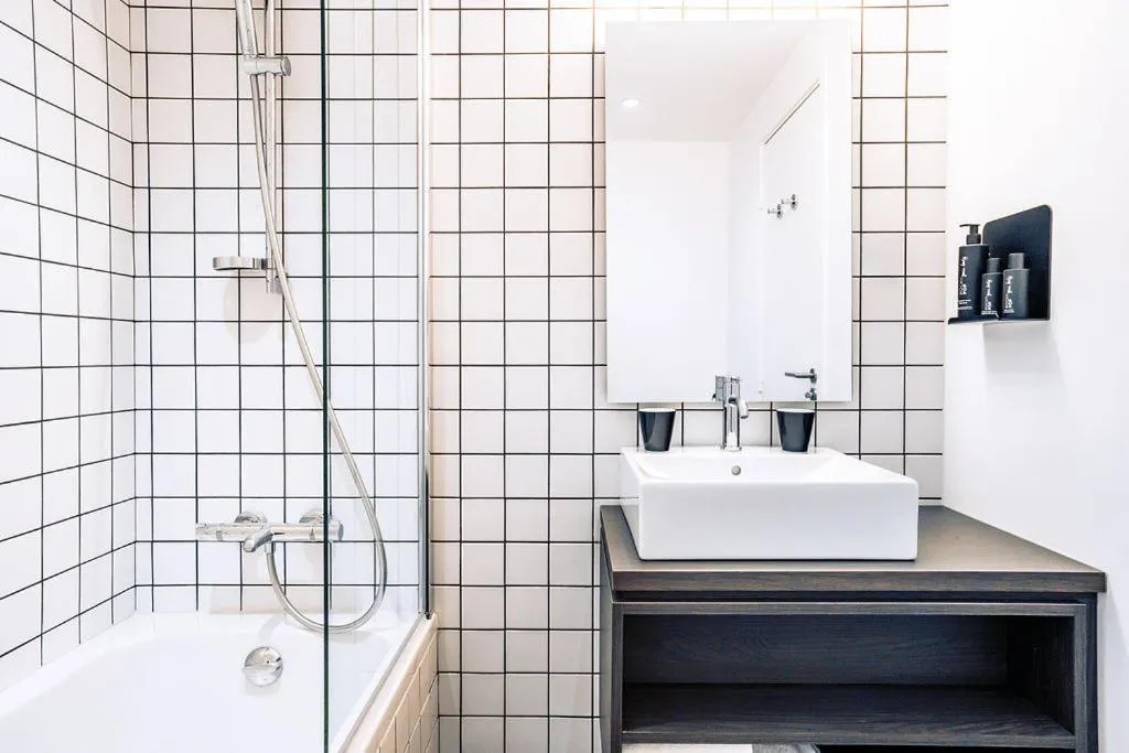 Shower in RockyPop Marseille Hôtel