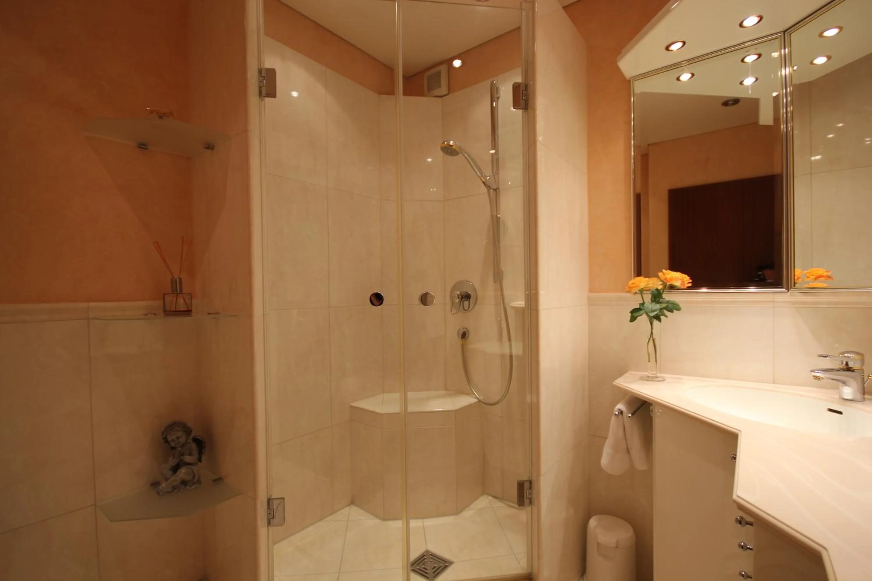 Shower in Boutique Hotel Rosengarten Hamburg