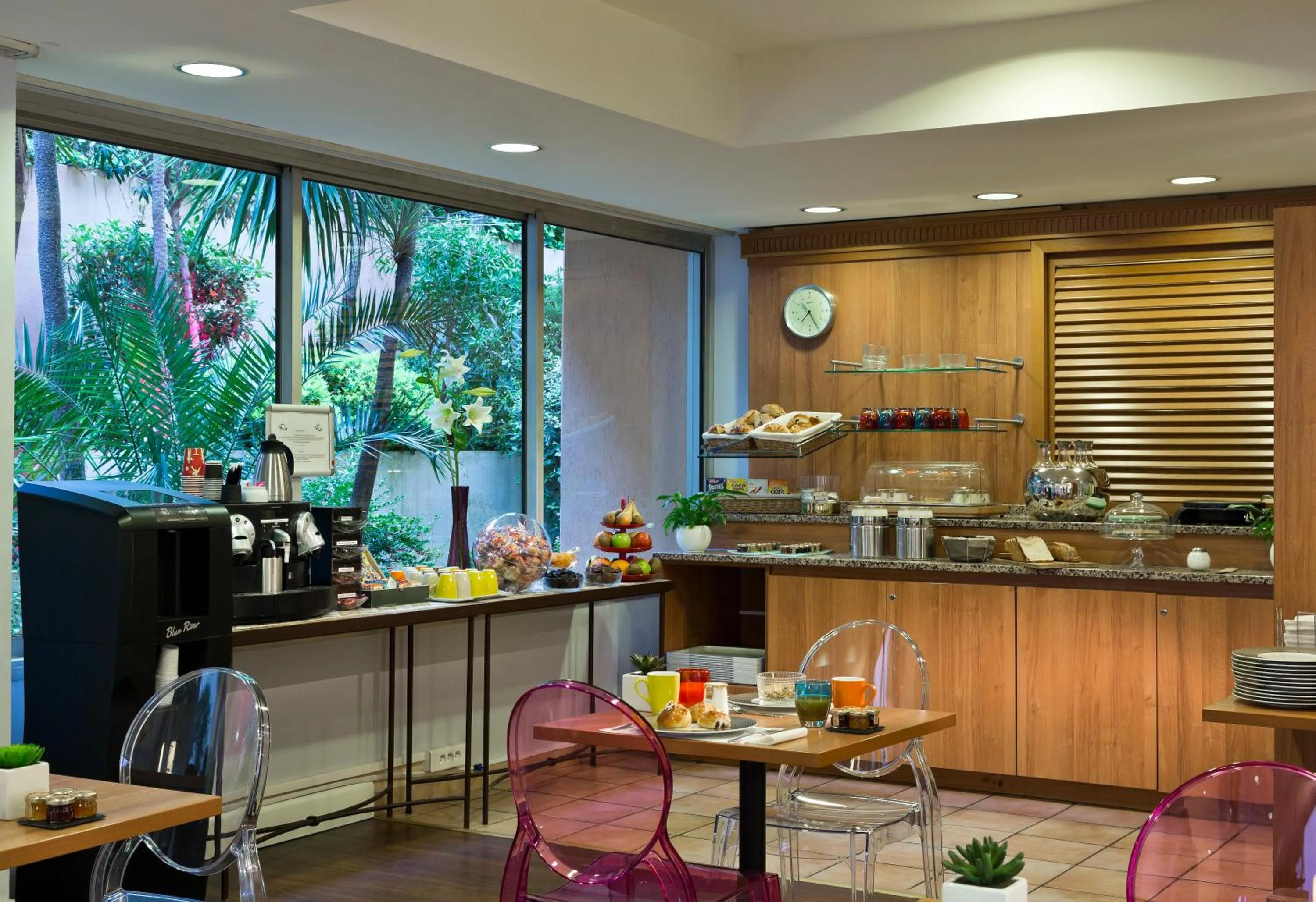 Restaurant/places to eat in Residhome Nice Promenade