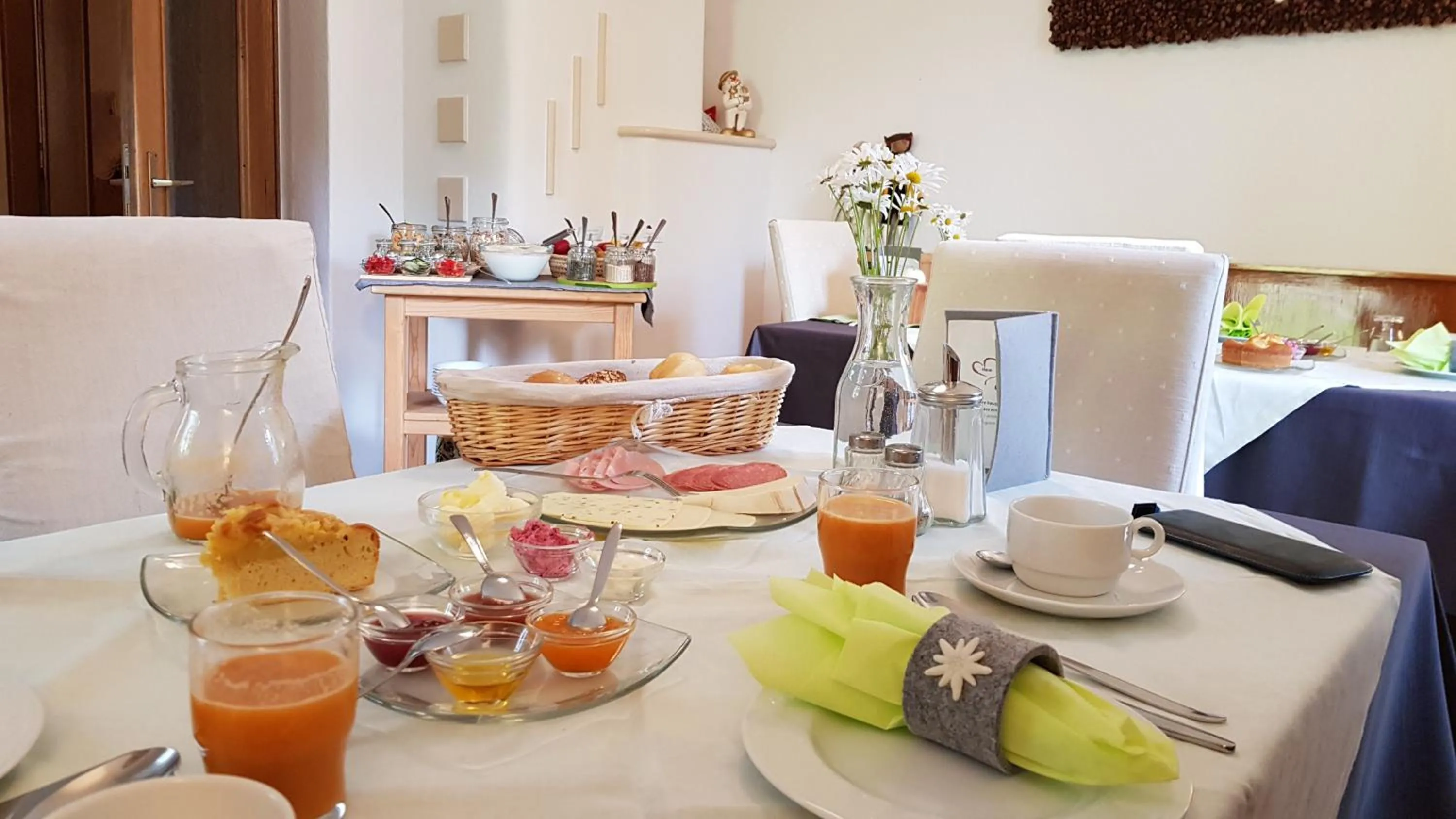 Buffet breakfast in Haus Claudia B&B