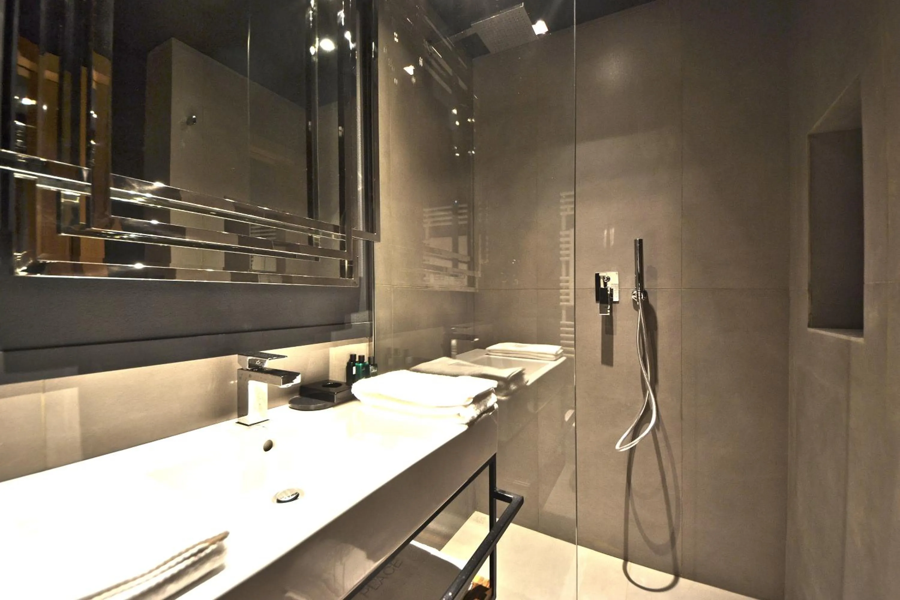 Shower in Parioli Place B&B