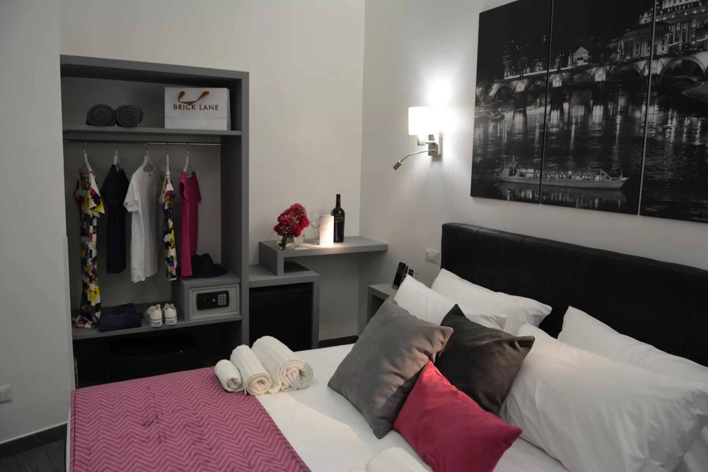 Photo of the whole room, Bed in Room 91-S. Peter