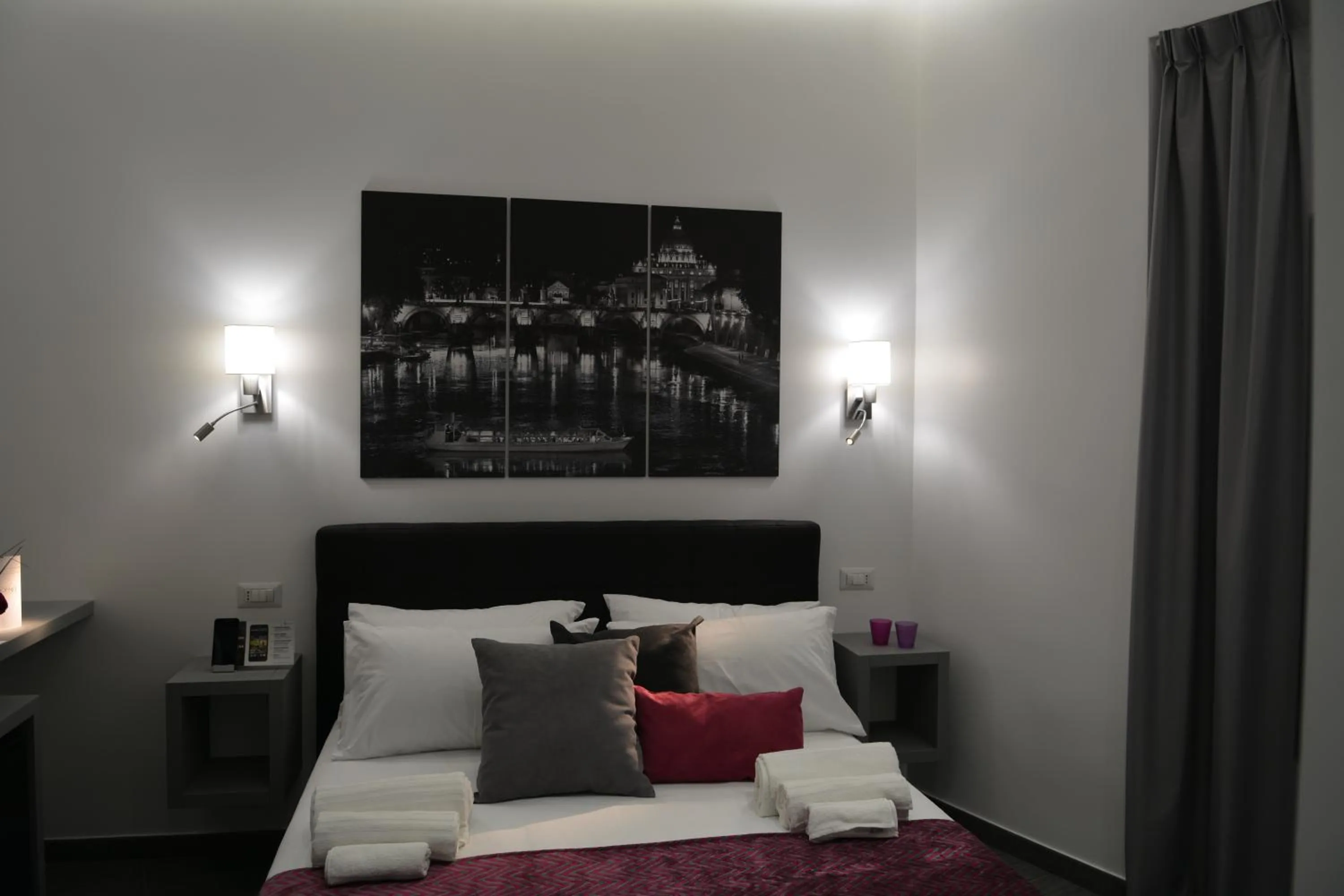 Photo of the whole room, Bed in Room 91-S. Peter