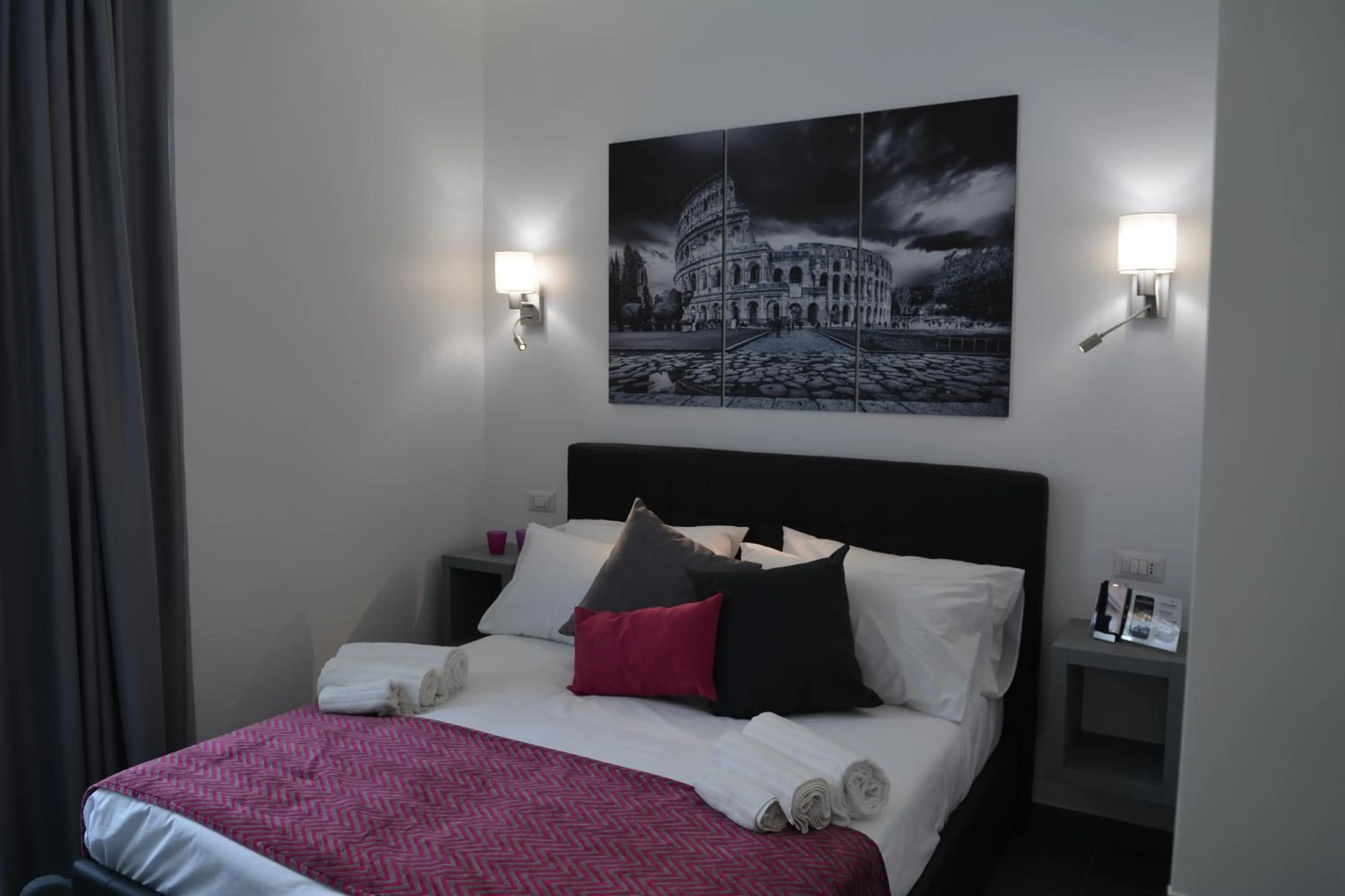 Photo of the whole room, Bed in Room 91-S. Peter