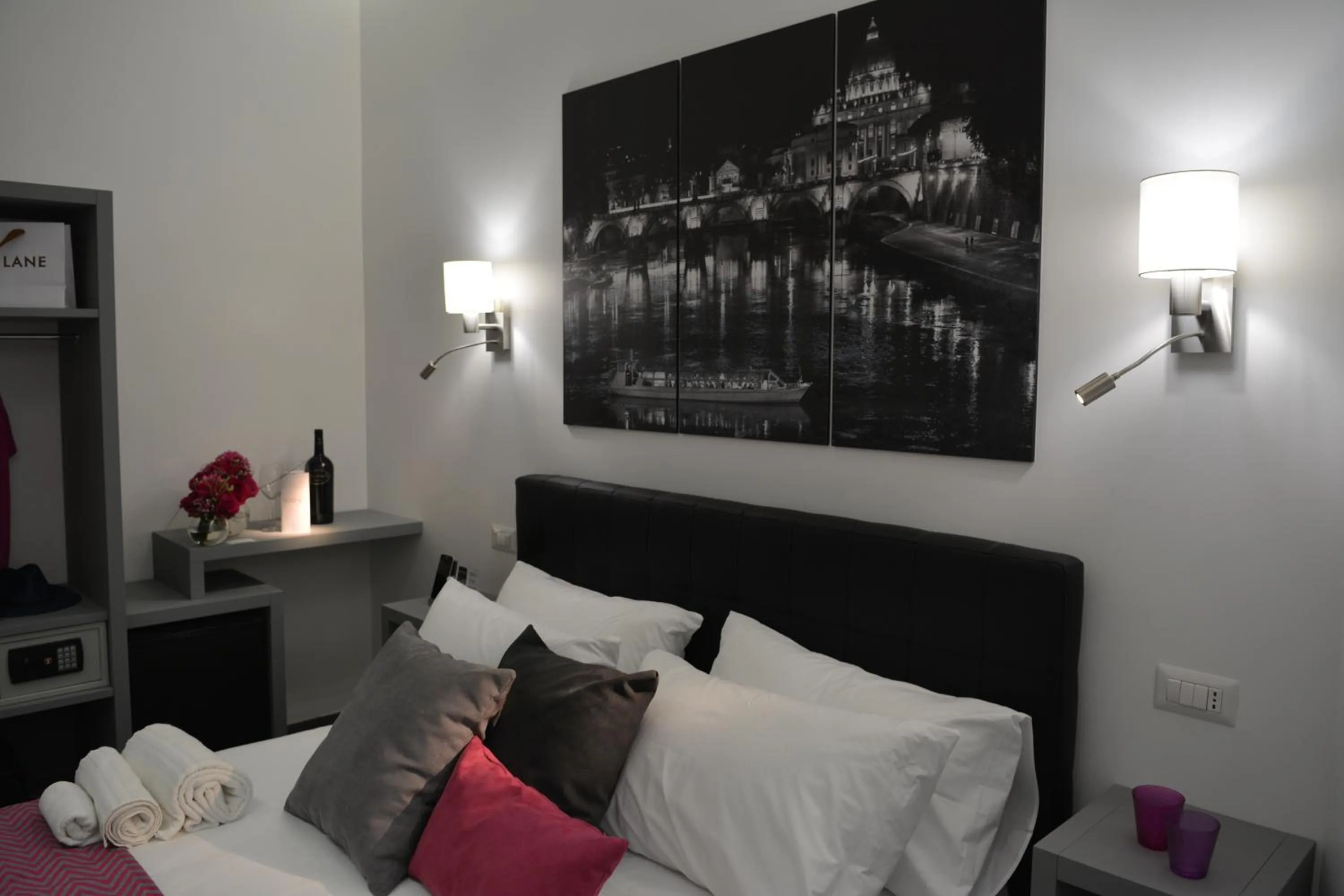 Photo of the whole room, Bed in Room 91-S. Peter