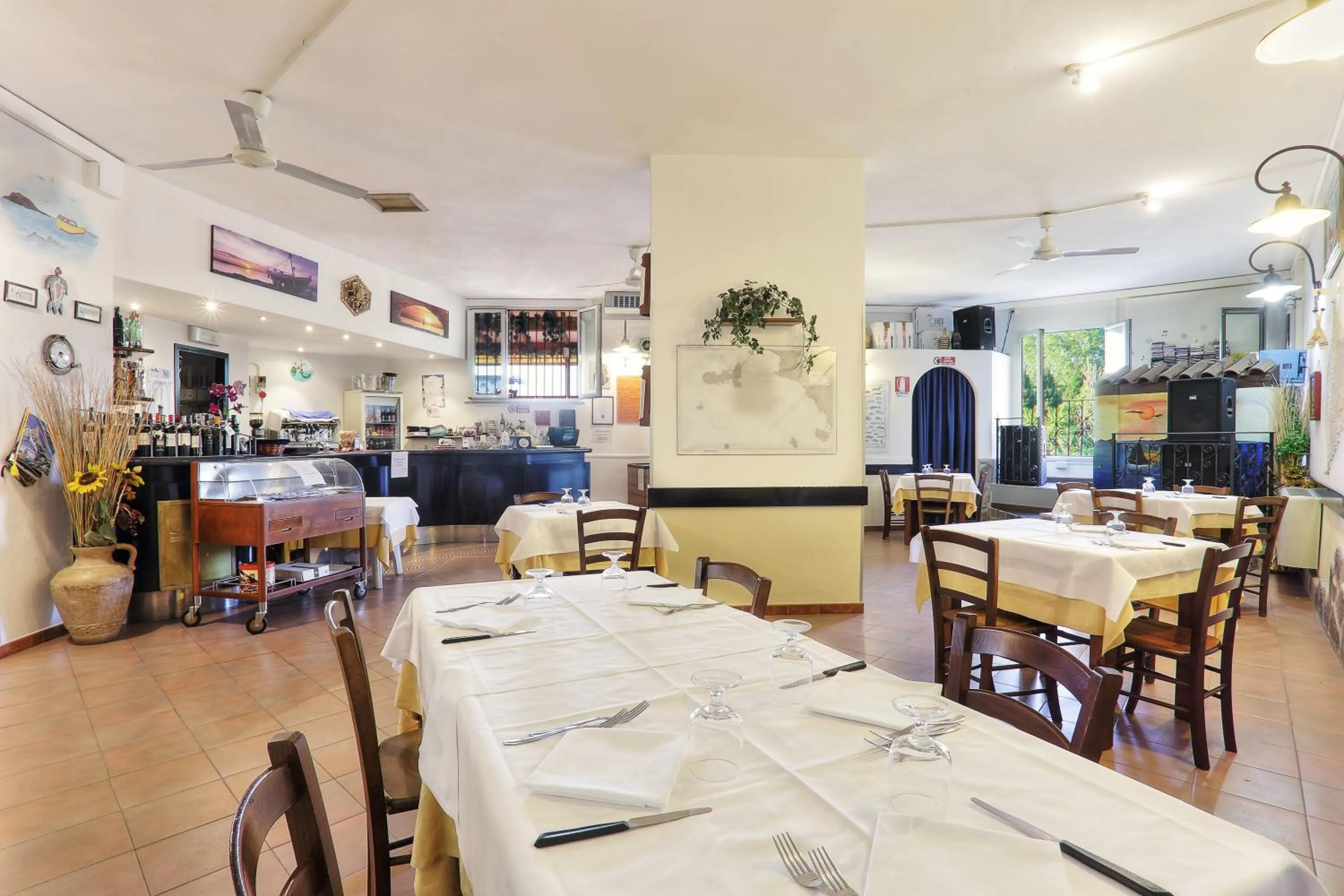 Restaurant/places to eat in Oleandri Suite Hotel