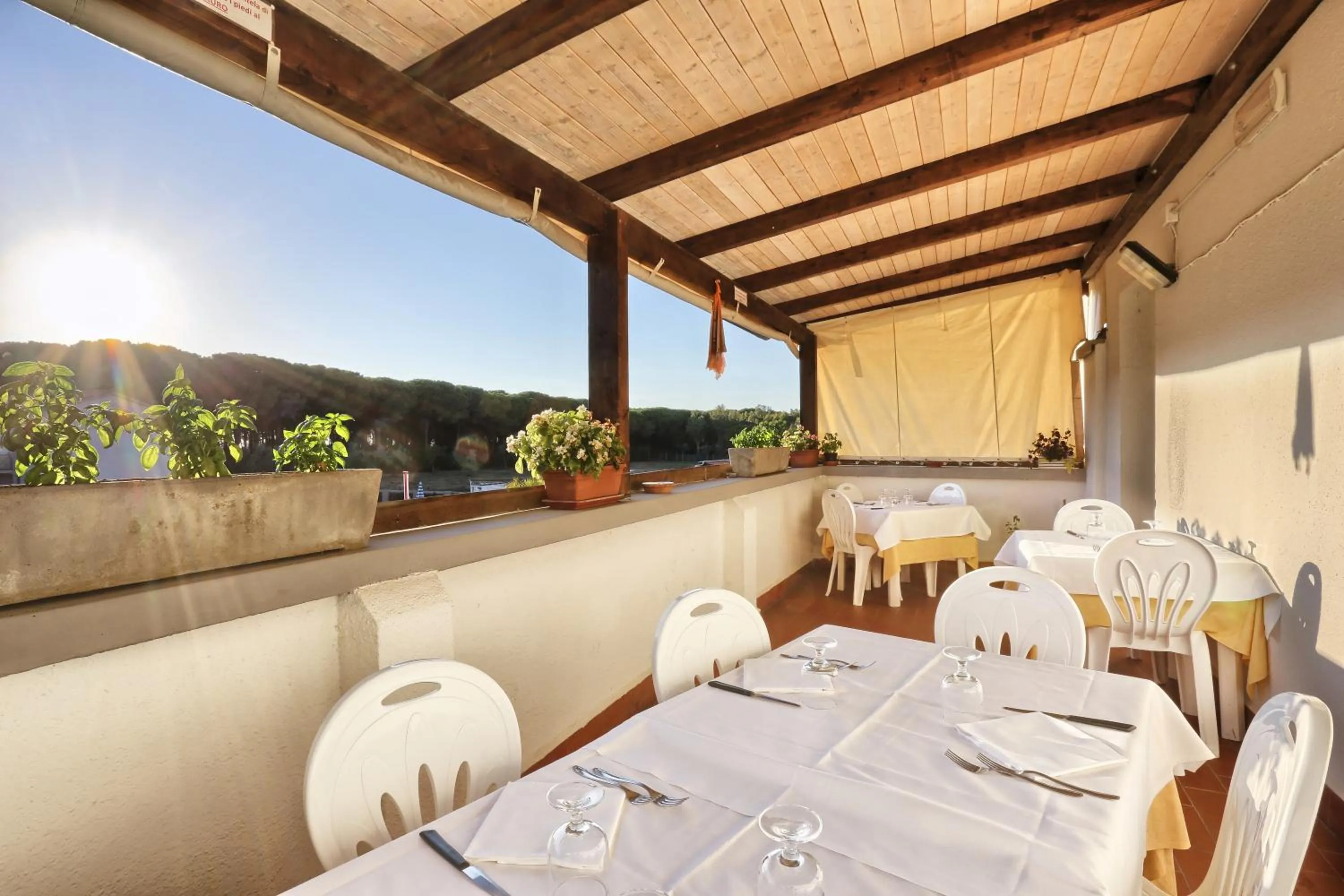 Restaurant/places to eat in Oleandri Suite Hotel