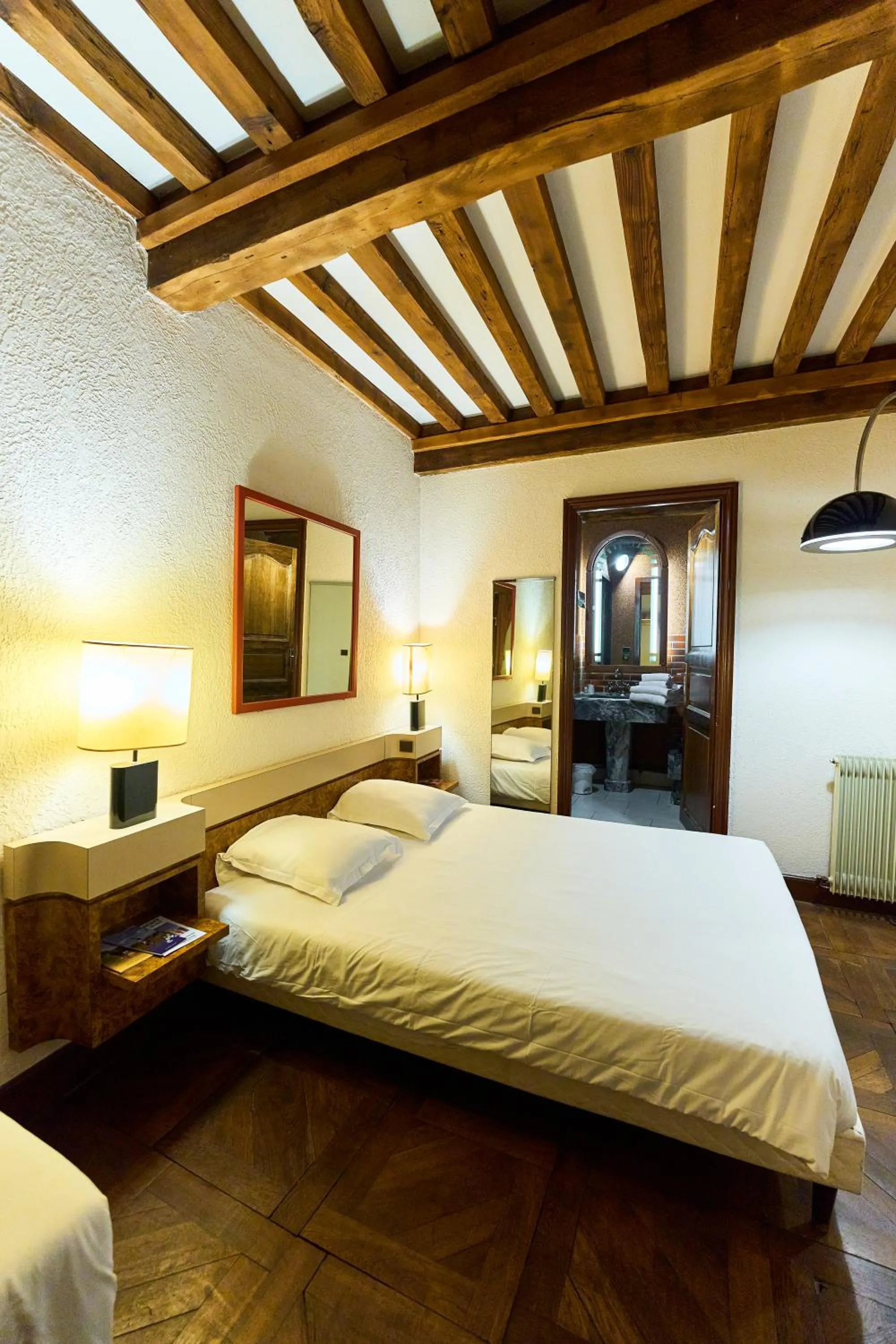 Bed in Aux Prisons de Montagny