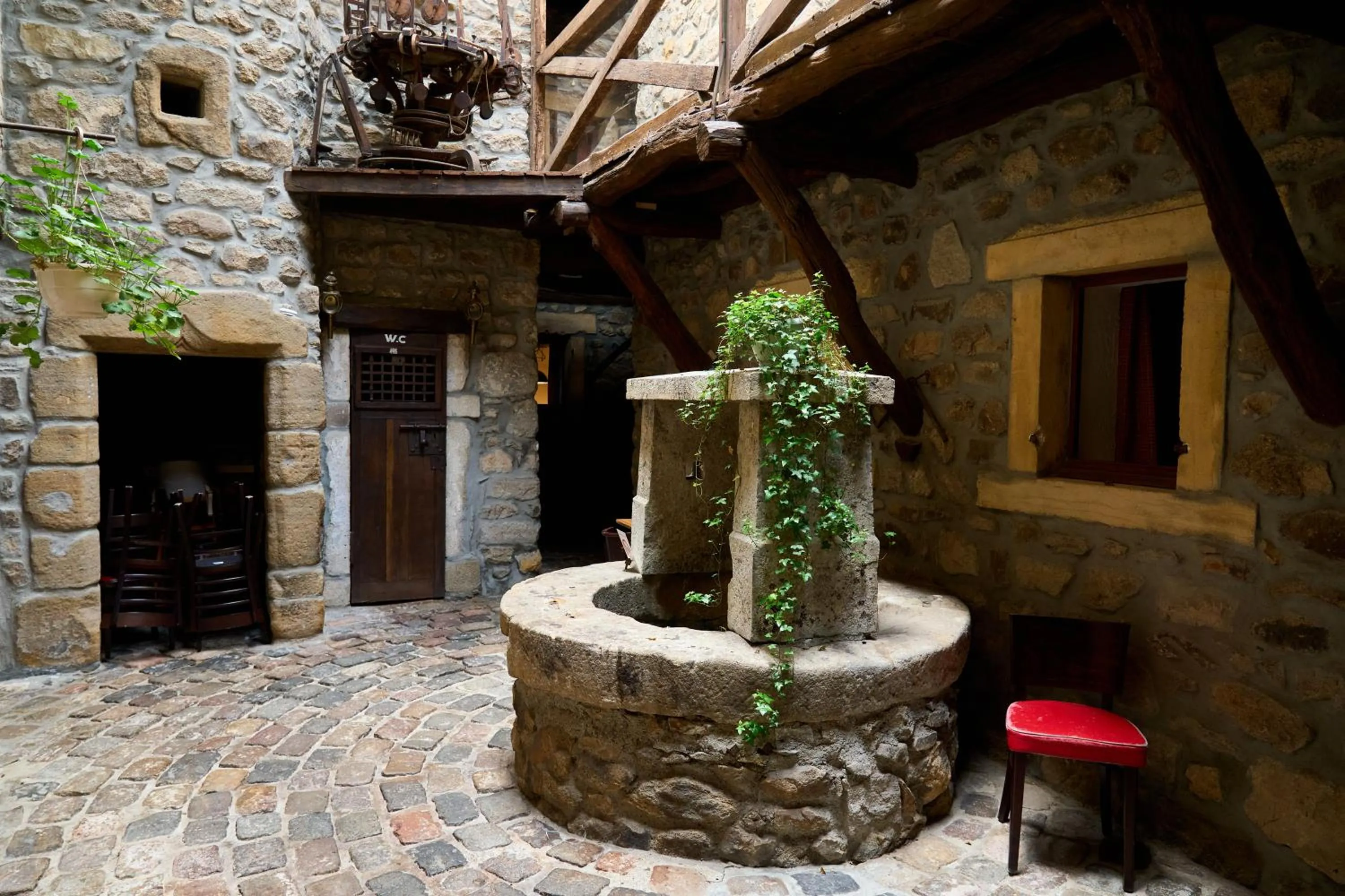 Inner courtyard view in Aux Prisons de Montagny