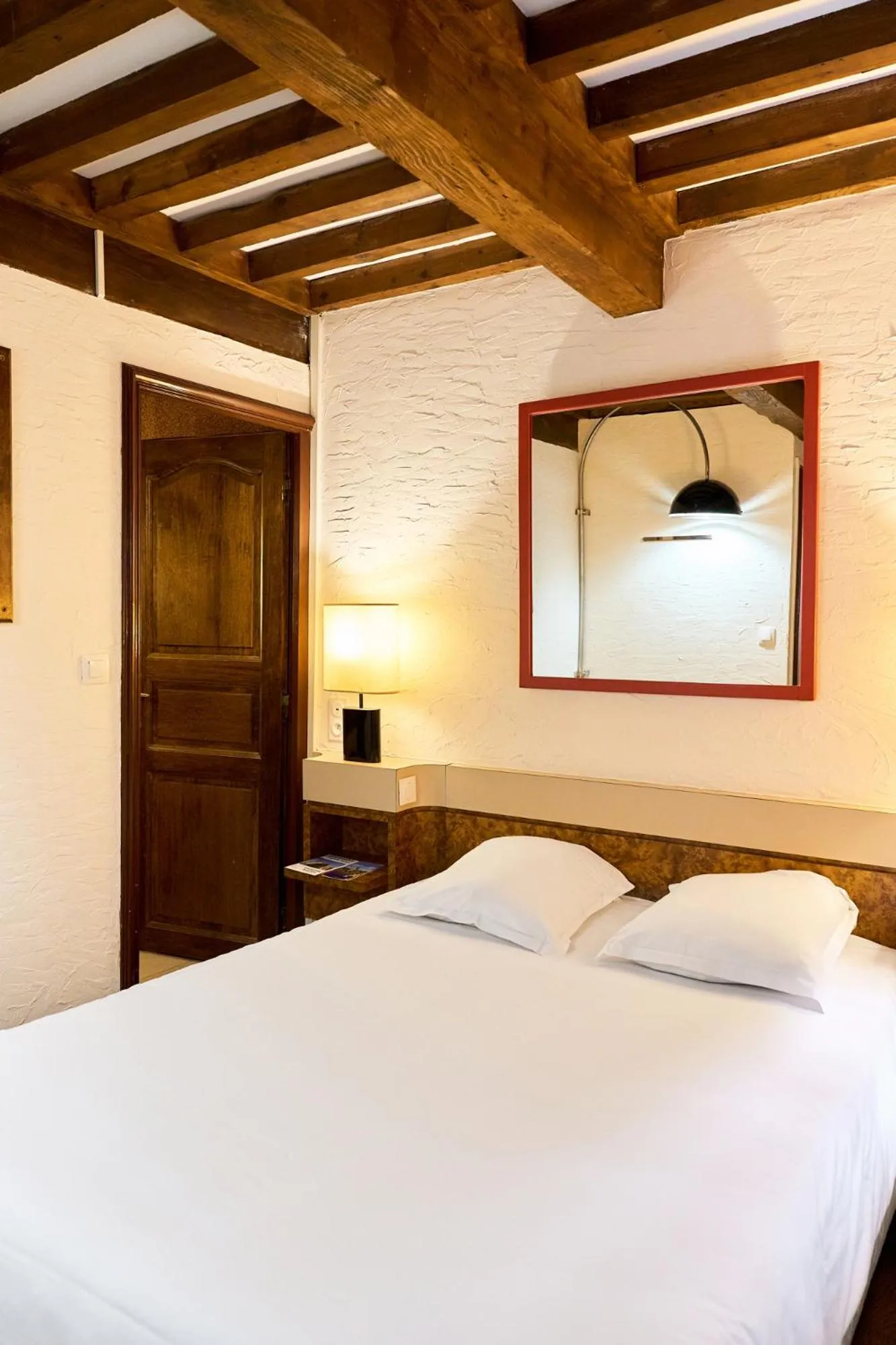 Bed in Aux Prisons de Montagny