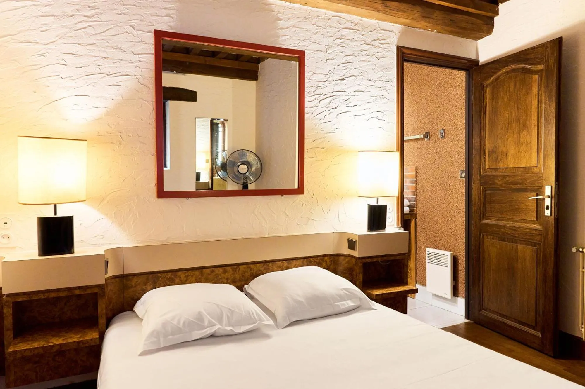 Bed in Aux Prisons de Montagny