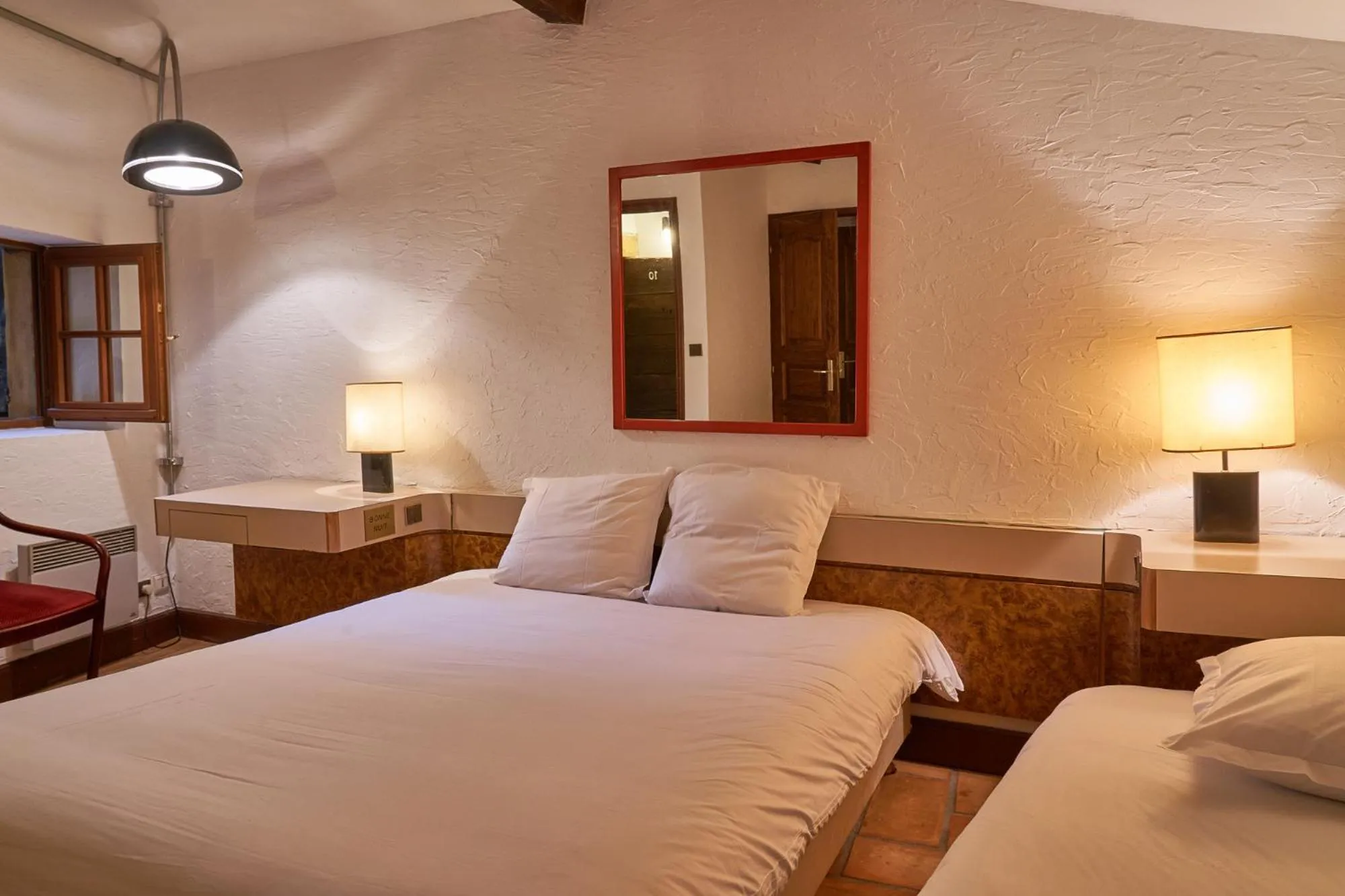 Photo of the whole room, Bed in Aux Prisons de Montagny