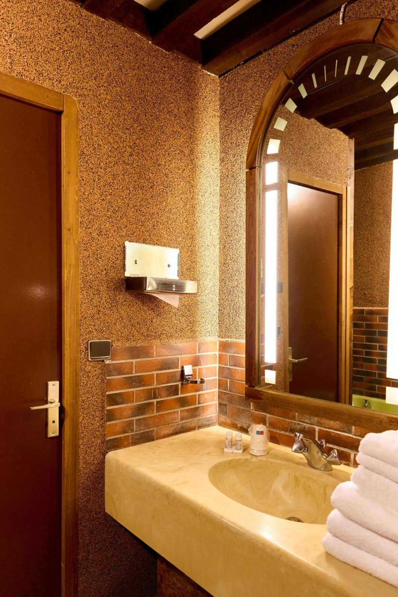 Bathroom in Aux Prisons de Montagny