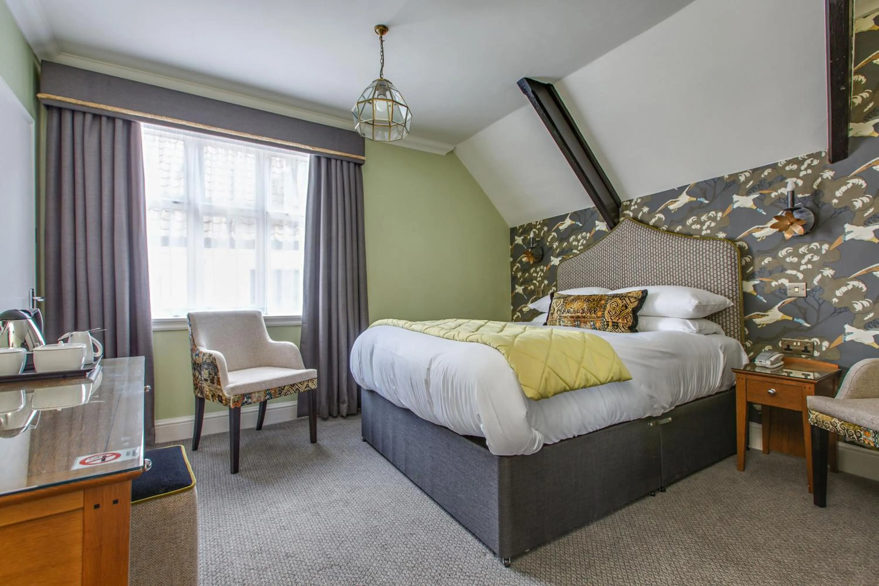 Photo of the whole room, Bed in The Maids Head Hotel