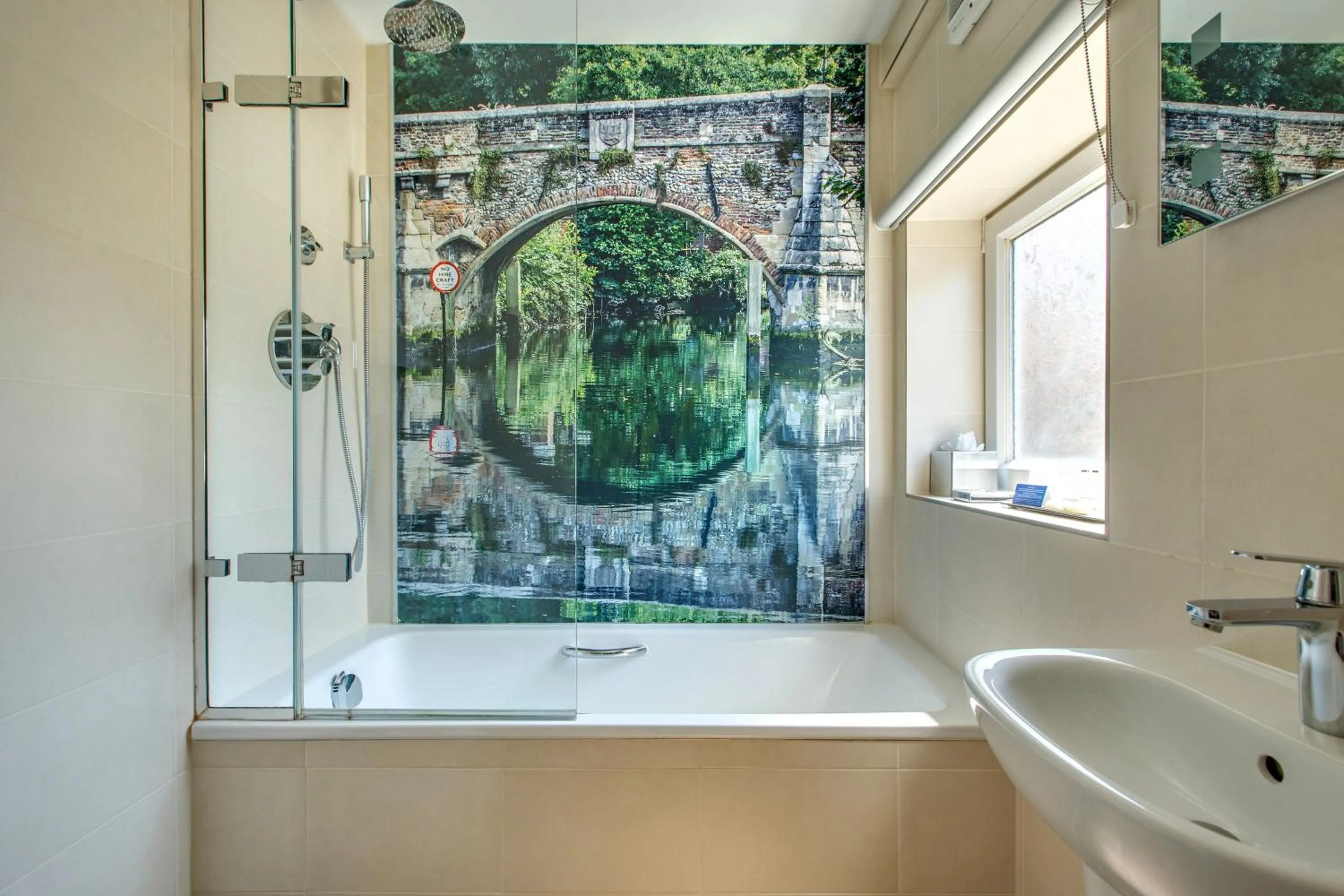 Bathroom in The Maids Head Hotel