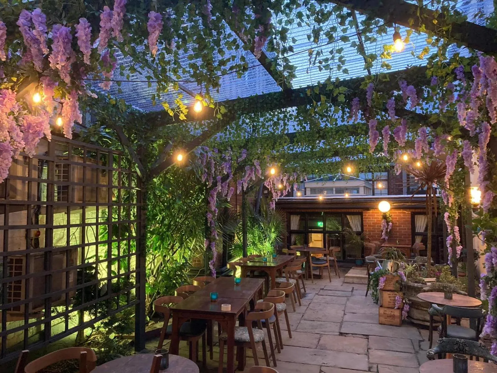 Restaurant/places to eat in The Maids Head Hotel