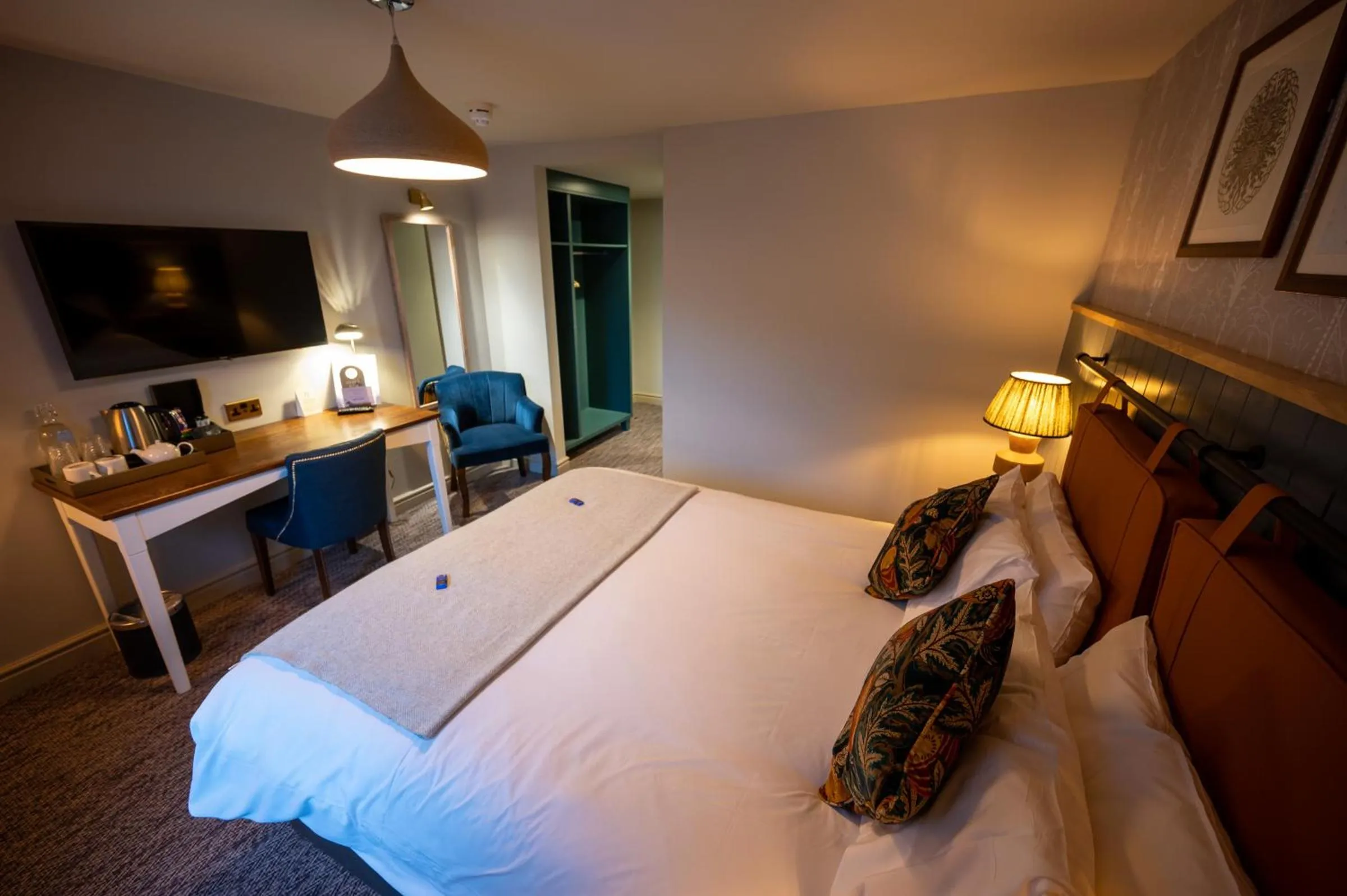 Photo of the whole room, Bed in Green Man by Chef & Brewer Collection