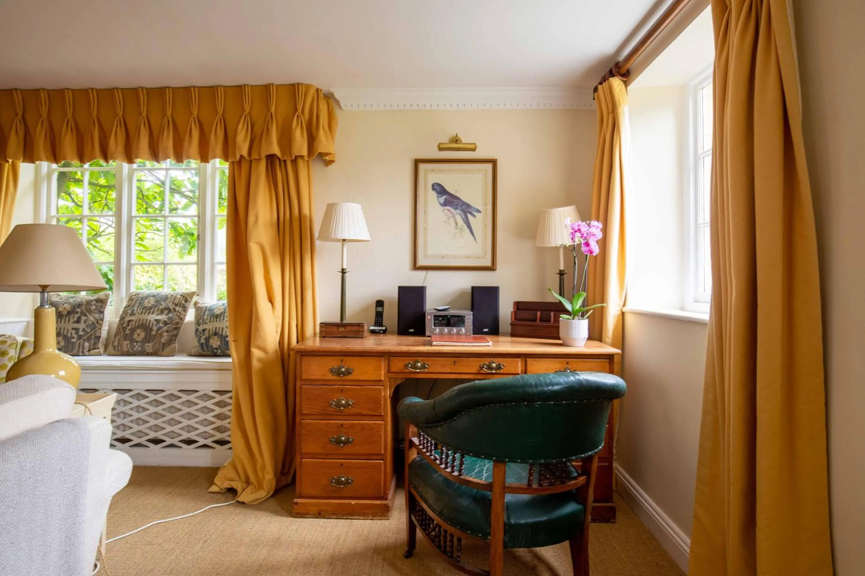 Seating area, Bed in Goodwood Cottage