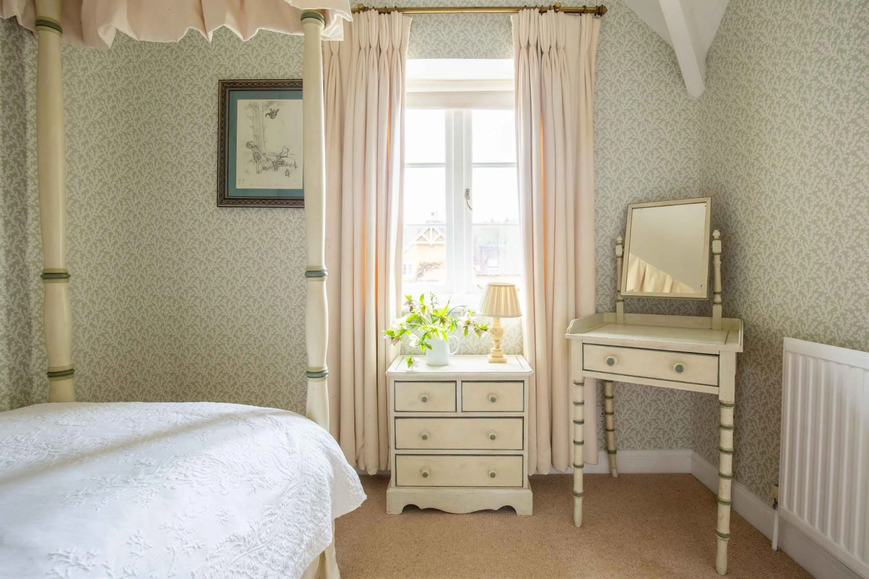 Bedroom, Bed in Goodwood Cottage