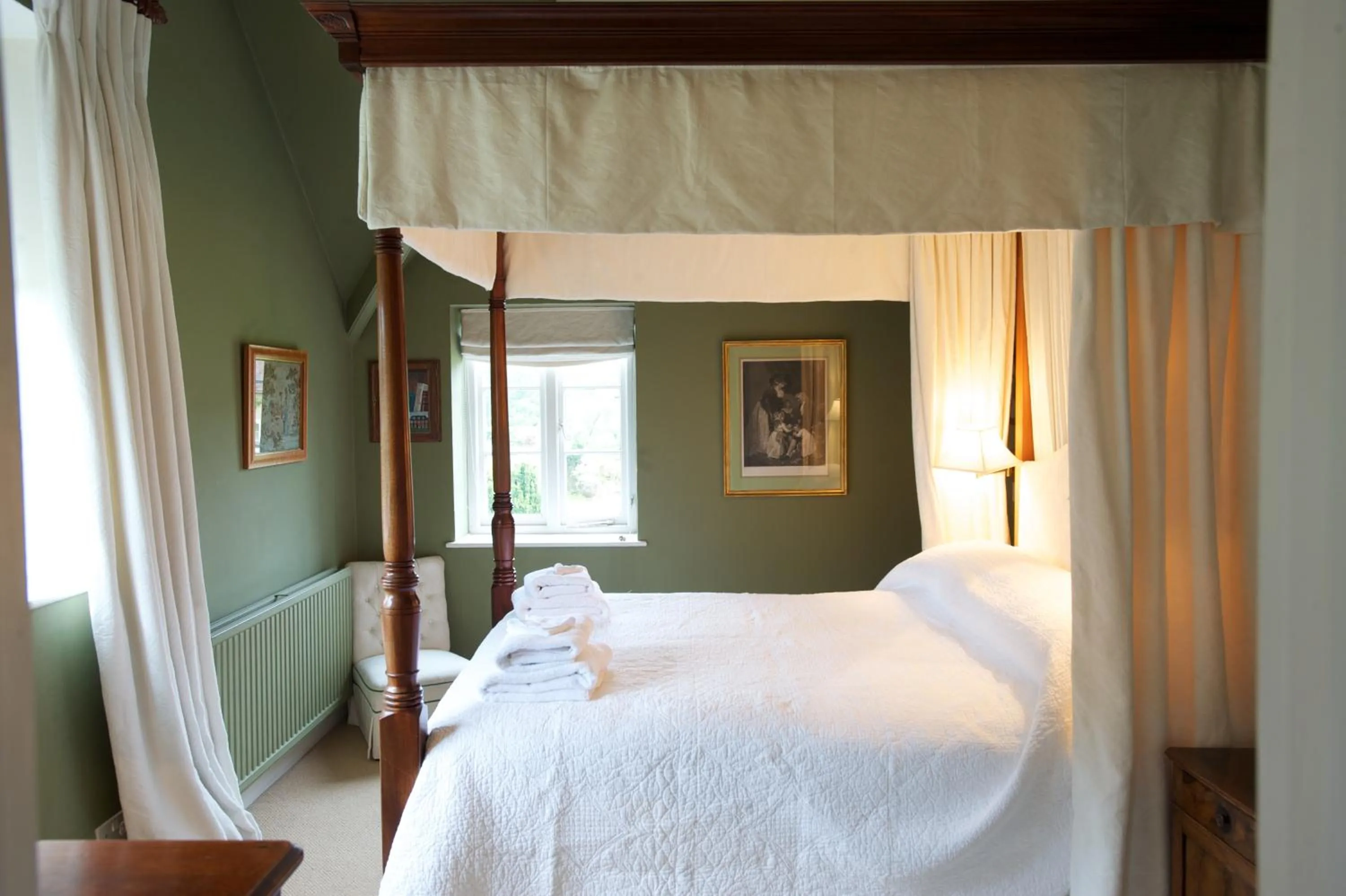 Bedroom, Bed in Goodwood Cottage
