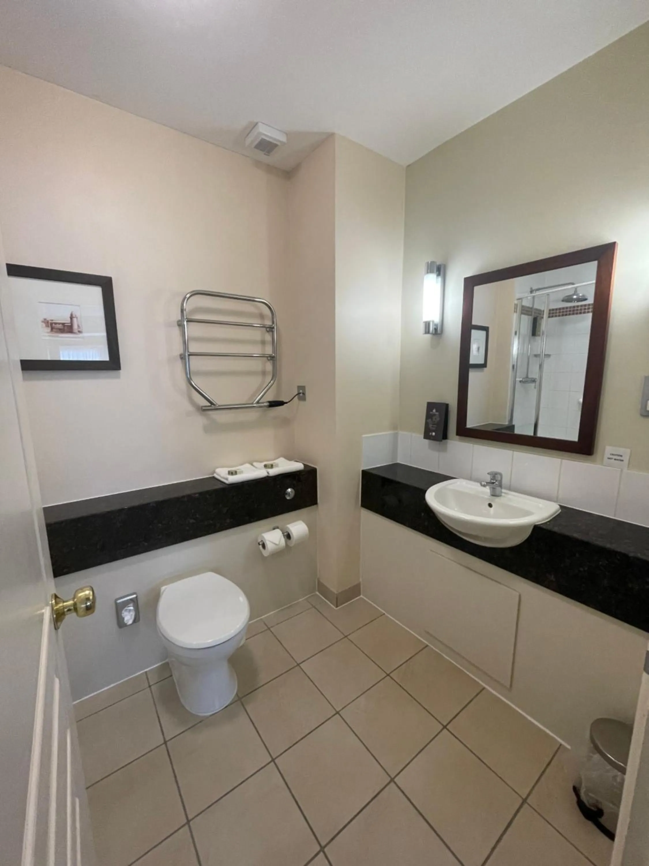 Bathroom in Clarion Hotel Charlecote Pheasant