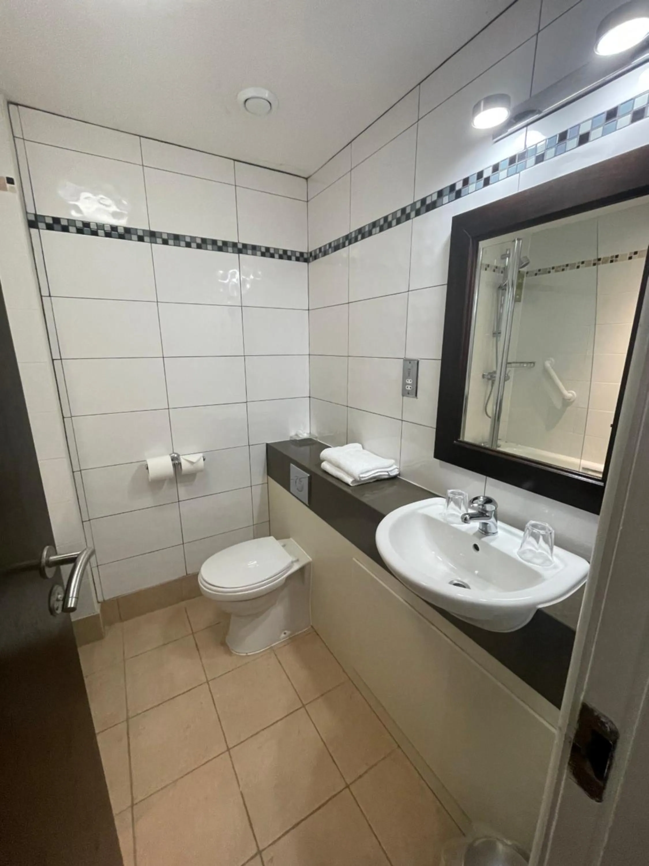 Bathroom in Clarion Hotel Charlecote Pheasant