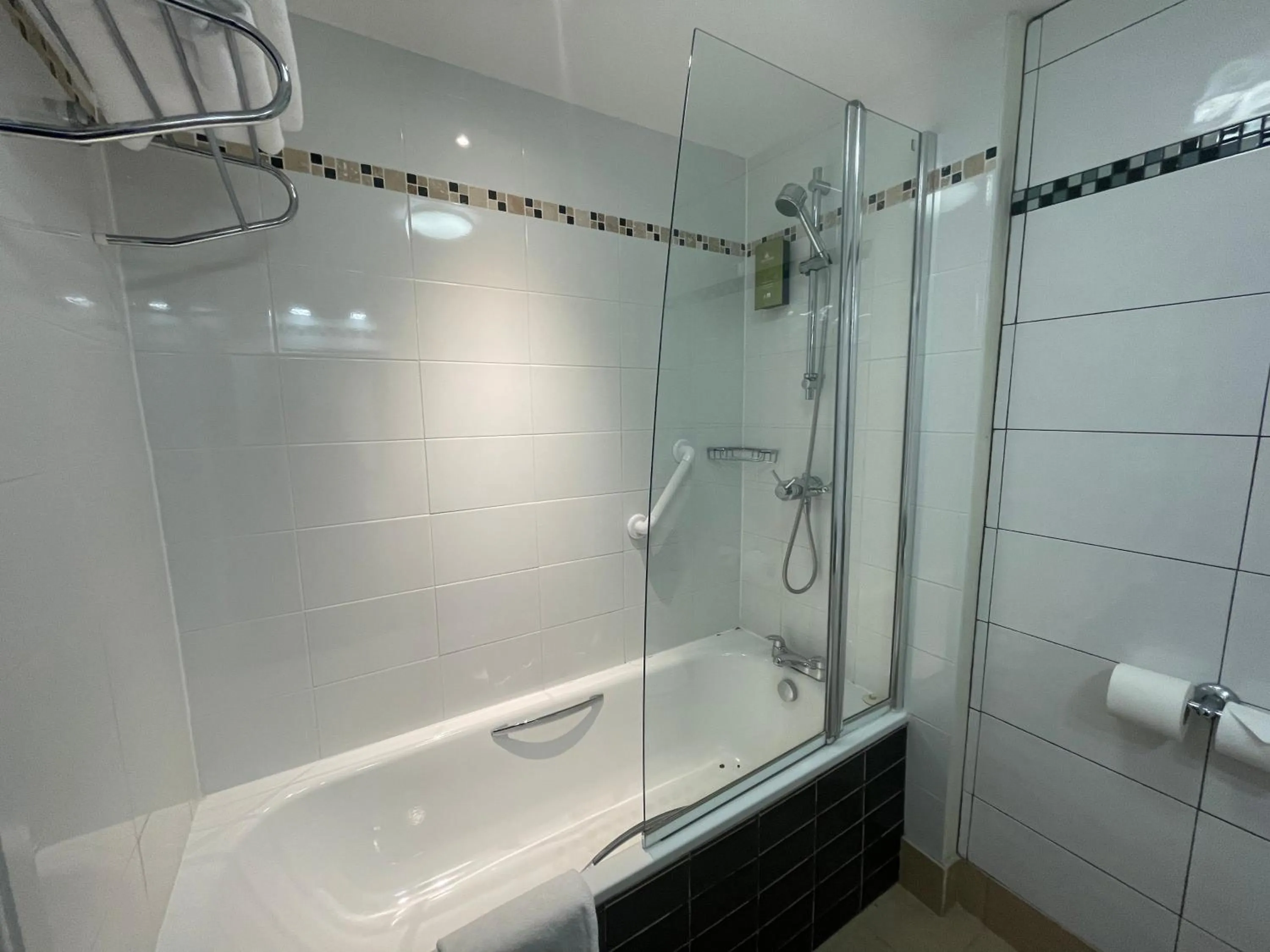 Bathroom in Clarion Hotel Charlecote Pheasant