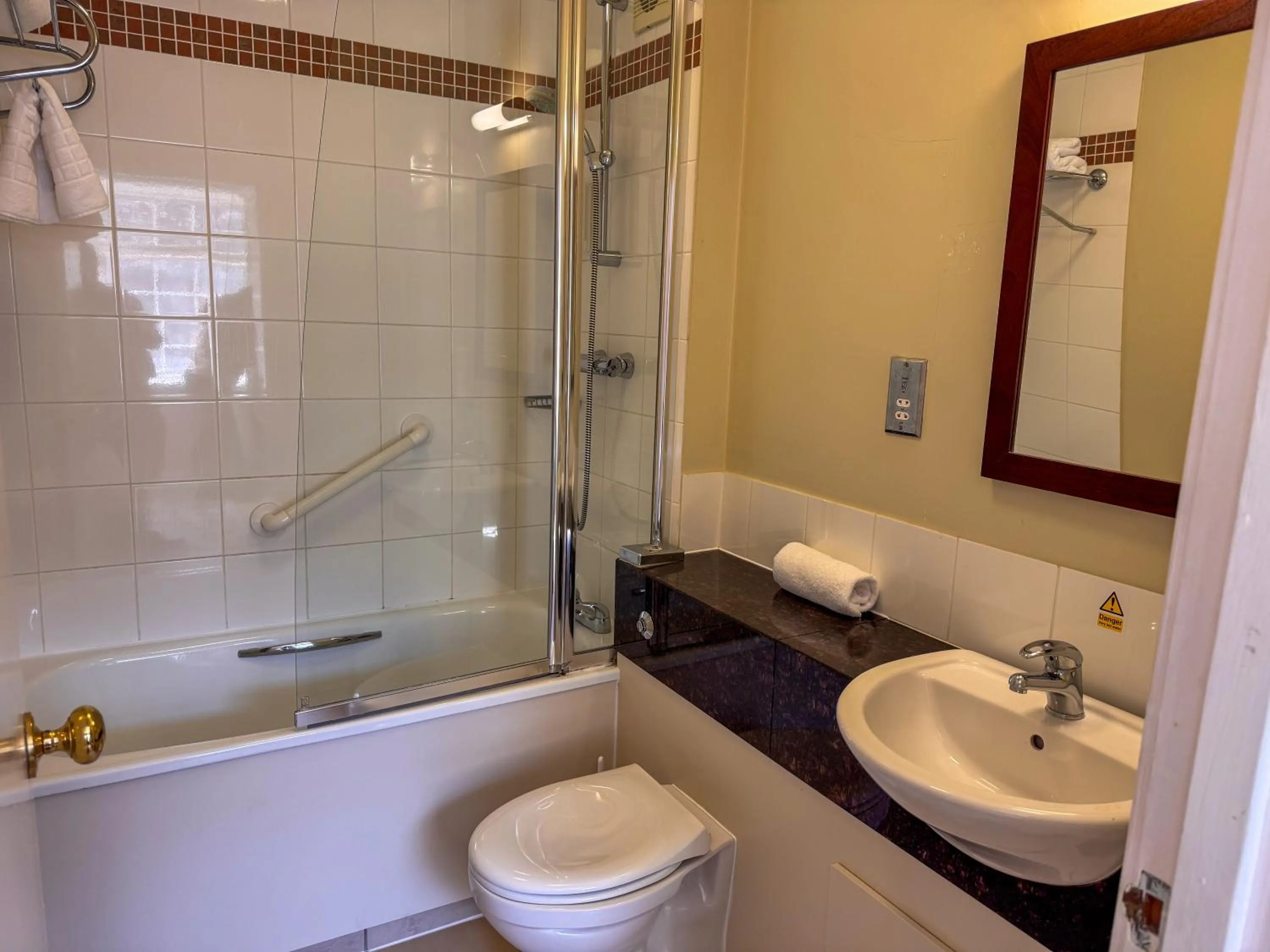 Bathroom in Clarion Hotel Charlecote Pheasant