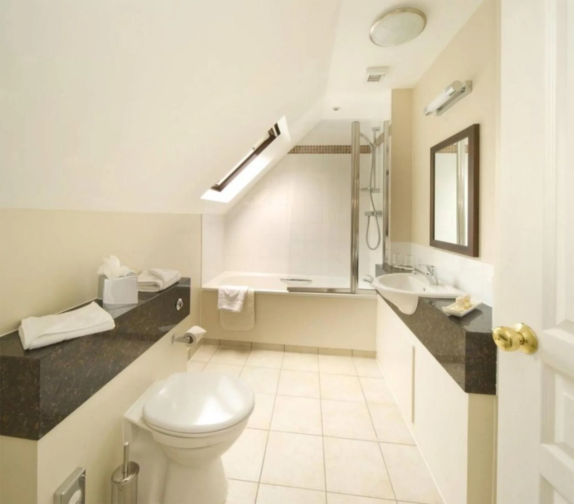 Bathroom in Clarion Hotel Charlecote Pheasant