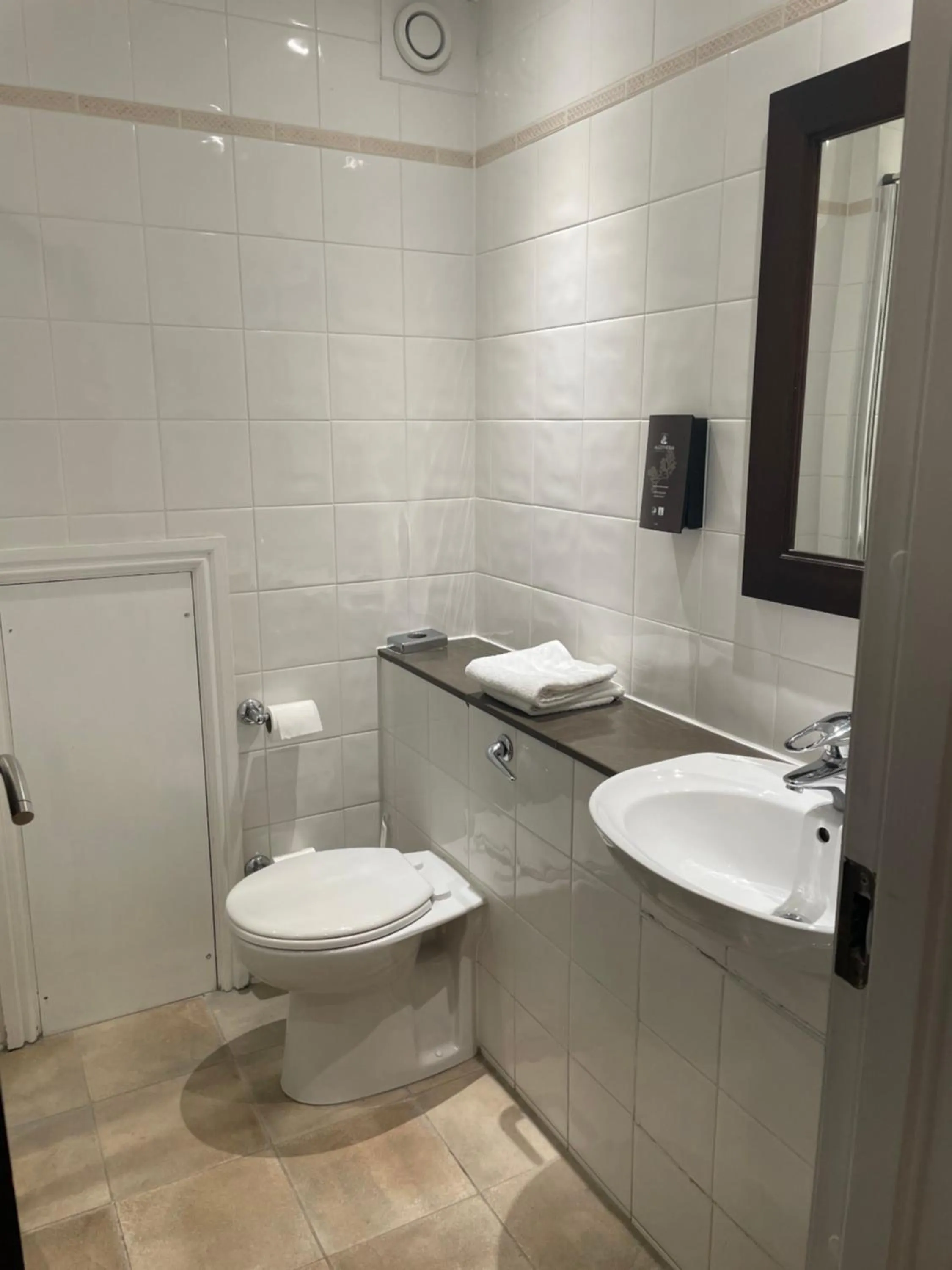 Bathroom in Clarion Hotel Charlecote Pheasant