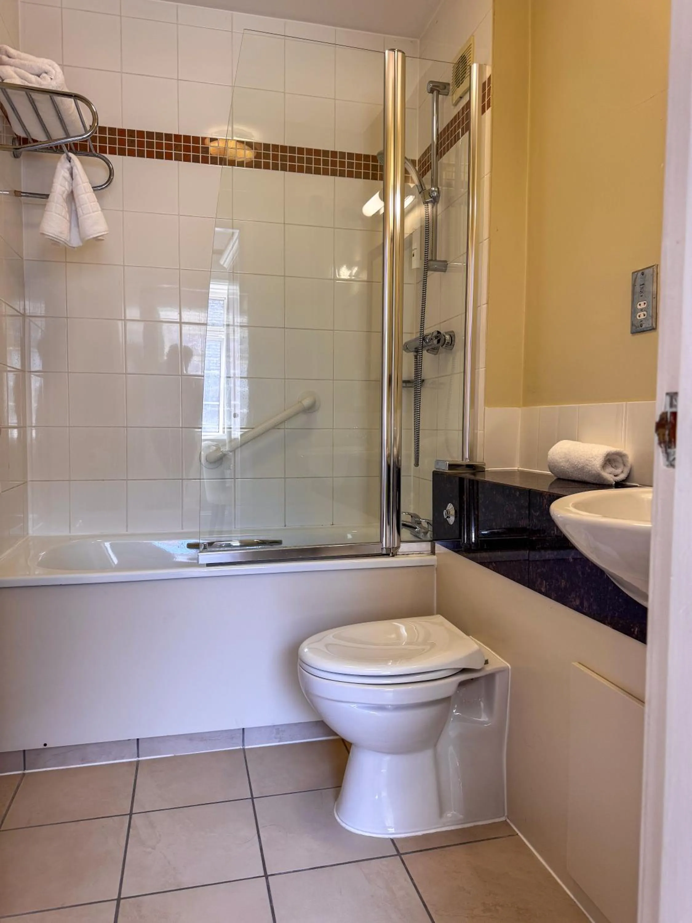 Bathroom in Clarion Hotel Charlecote Pheasant