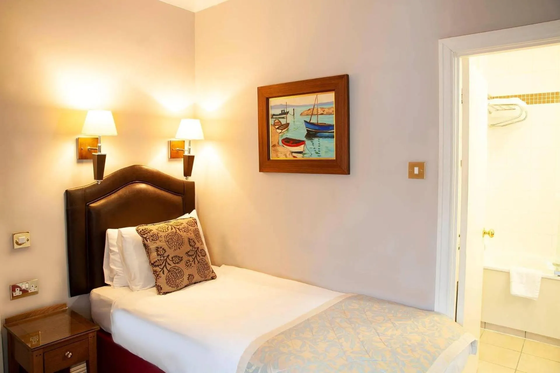 Bedroom, Bed in Clarion Hotel Charlecote Pheasant