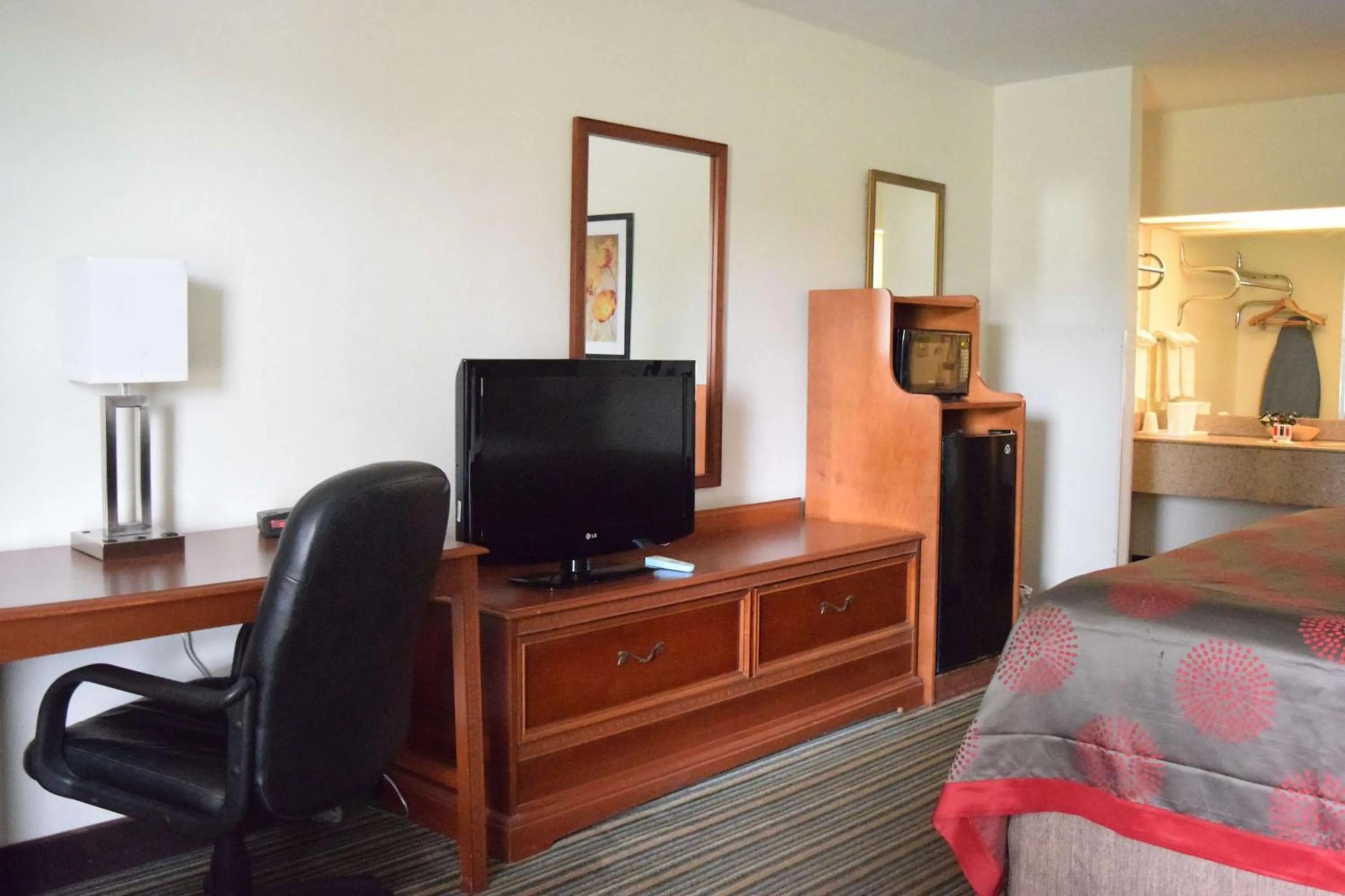 Photo of the whole room in Ramada by Wyndham Savannah Gateway
