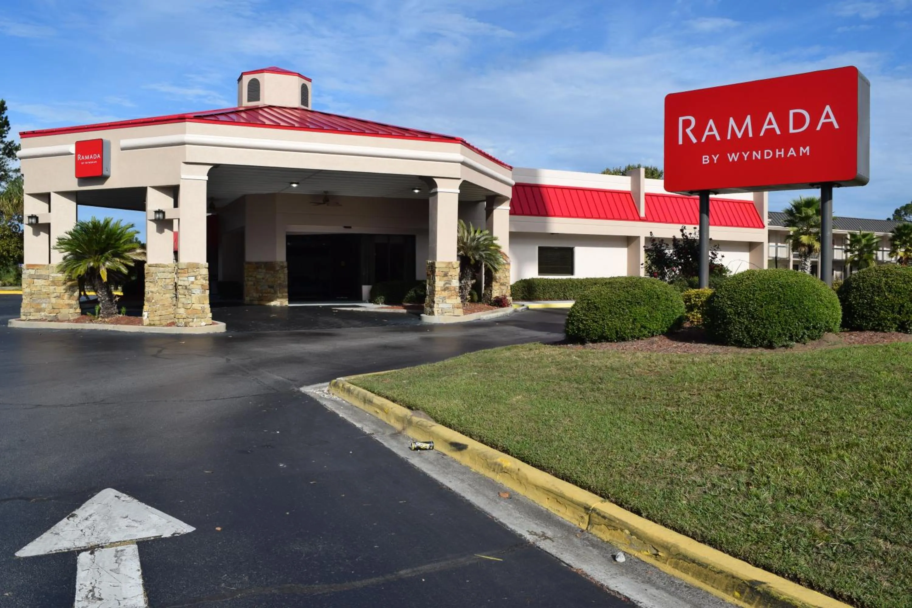 Facade/entrance in Ramada by Wyndham Savannah Gateway