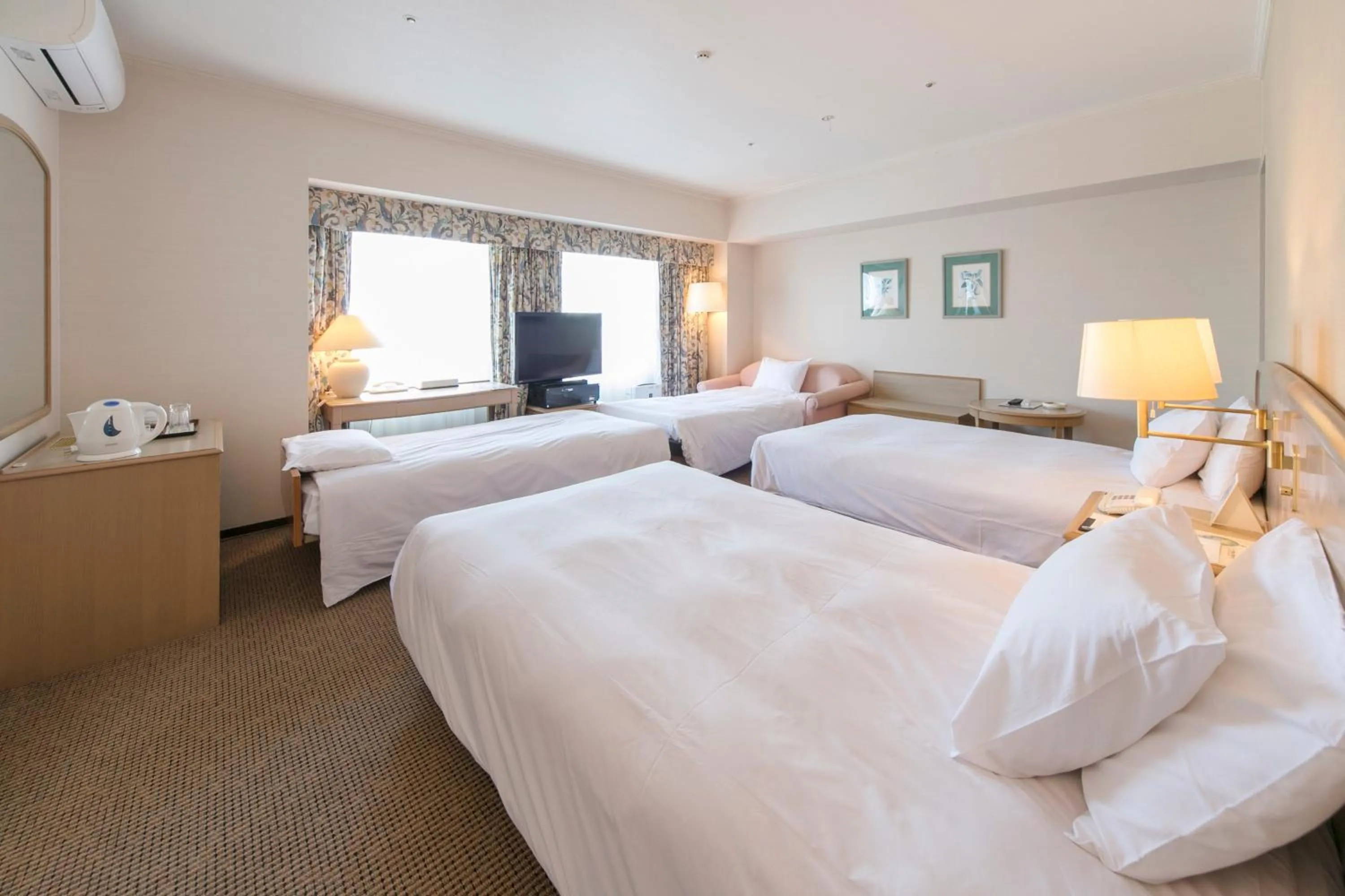 Bed in Kobe Seishin Oriental Hotel