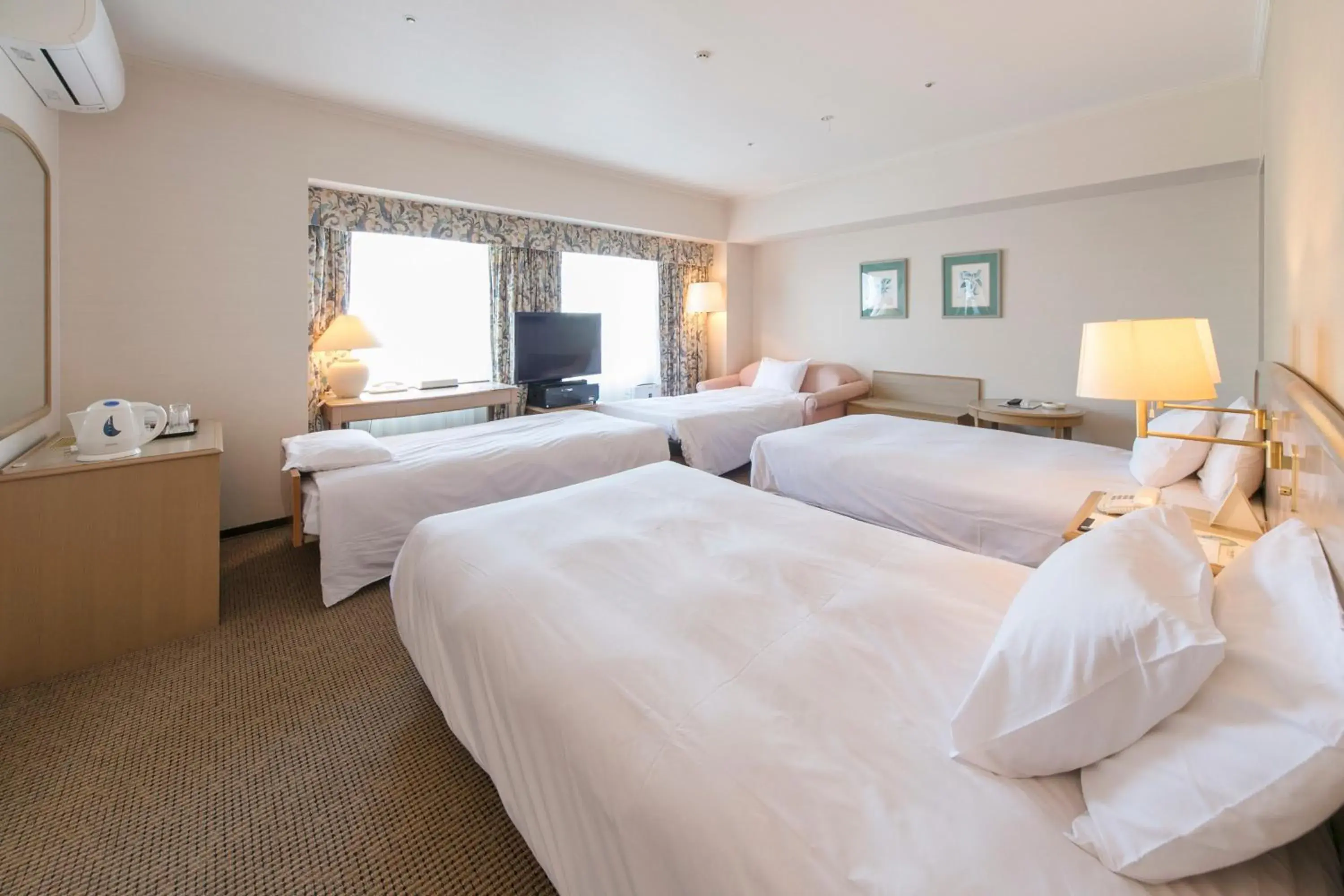 Standard Quadruple Room - Non-Smoking in Kobe Seishin Oriental Hotel Standard Quadruple Room - Non-Smoking in Kobe Seishin Oriental Hotel