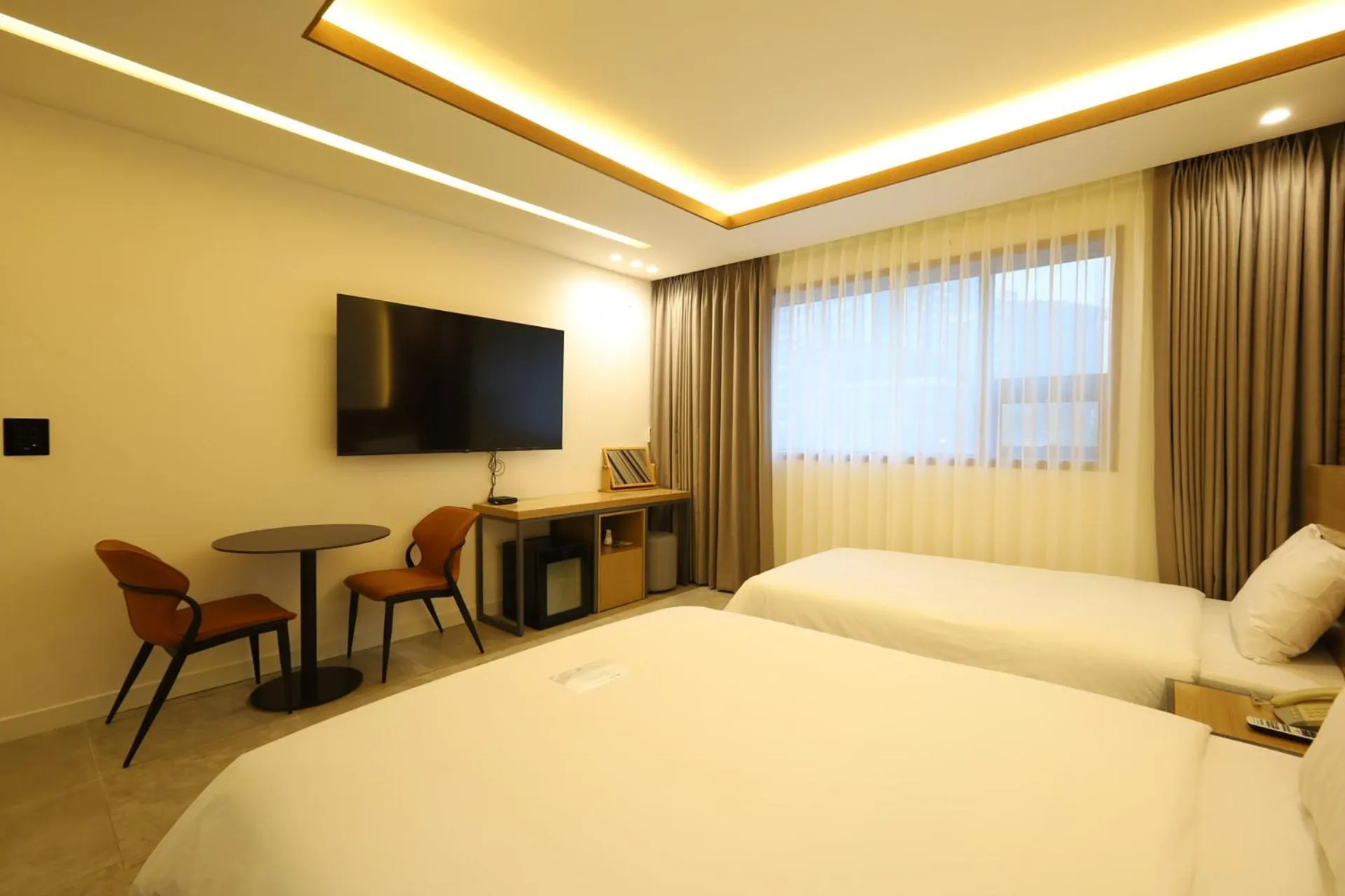 Communal lounge/ TV room in SongJeong Olla Hotel