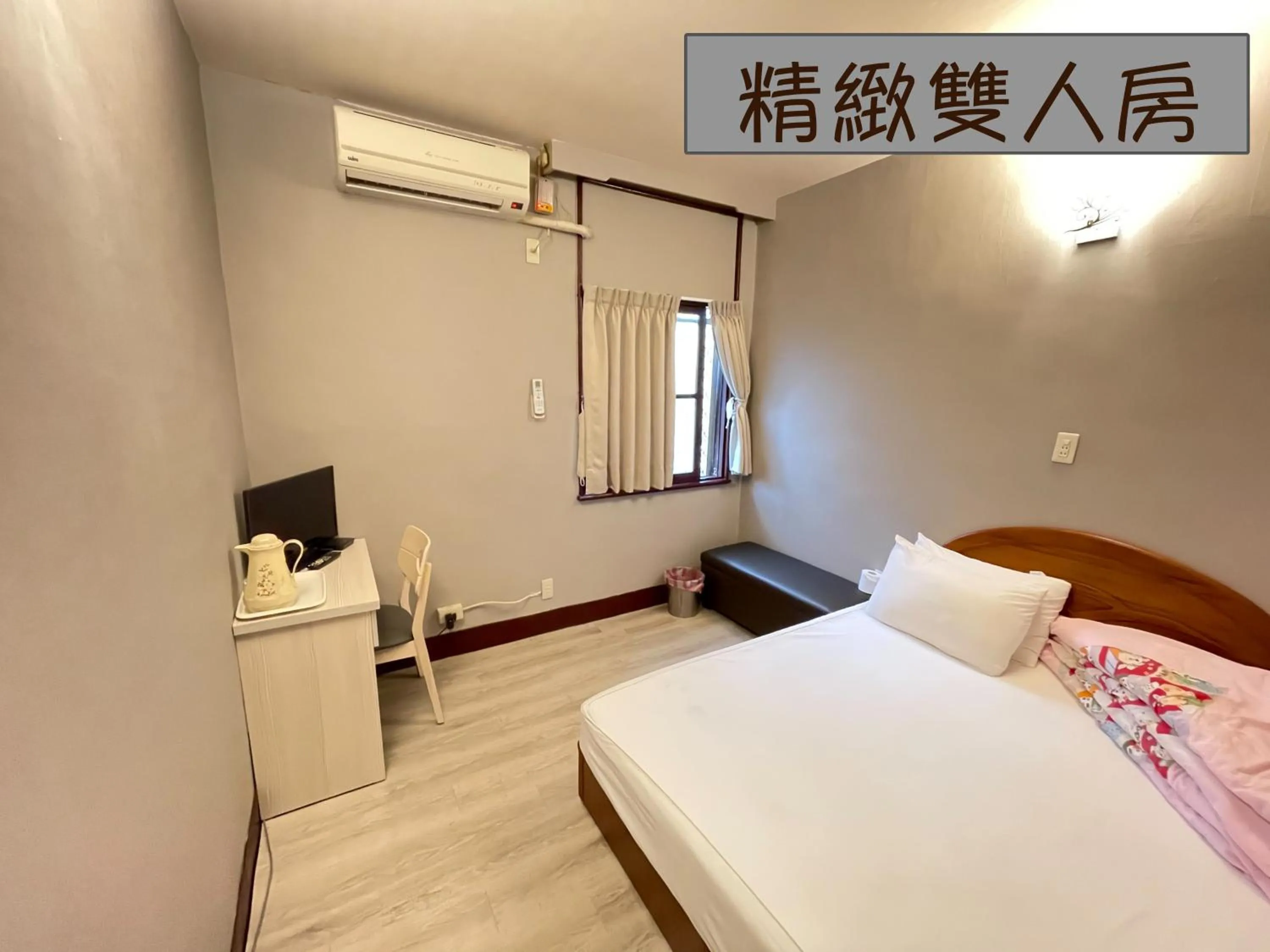 Photo of the whole room, Bed in Yi Mei Hotel