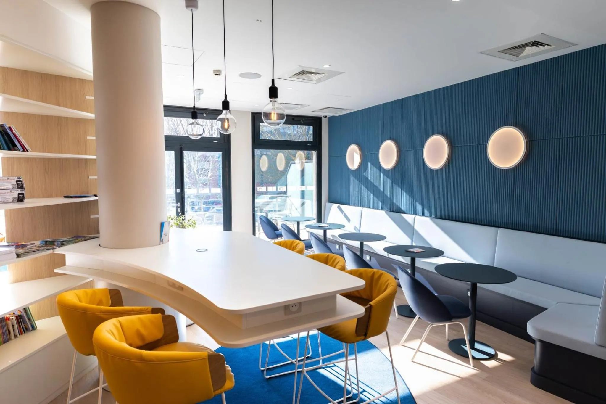 Lounge or bar in Holiday Inn Express Arras by IHG