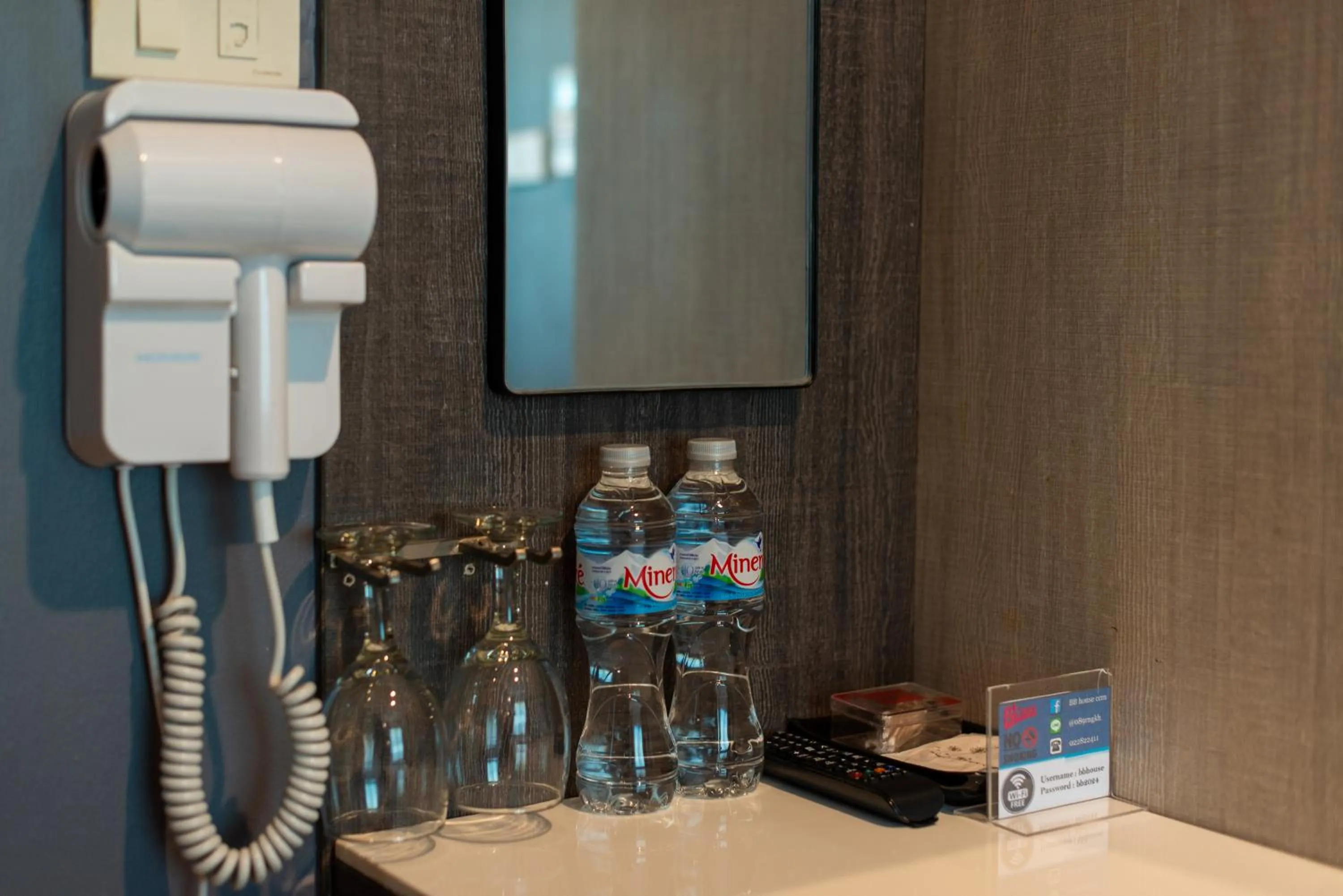 Photo of the whole room in BB House Phra Athit บีบี เฮ้าส์ พระอาทิตย์