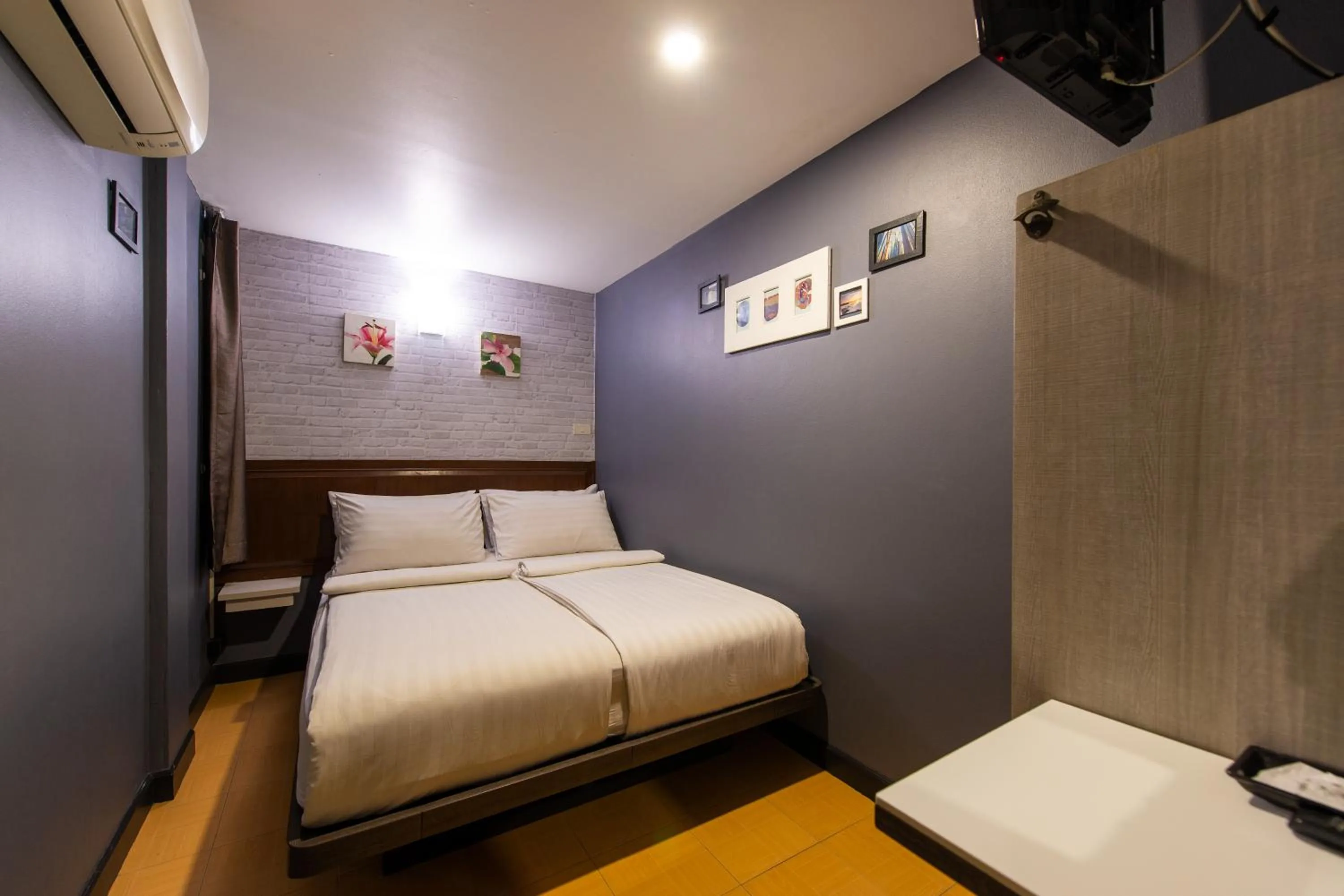 Photo of the whole room, Bed in BB House Phra Athit บีบี เฮ้าส์ พระอาทิตย์