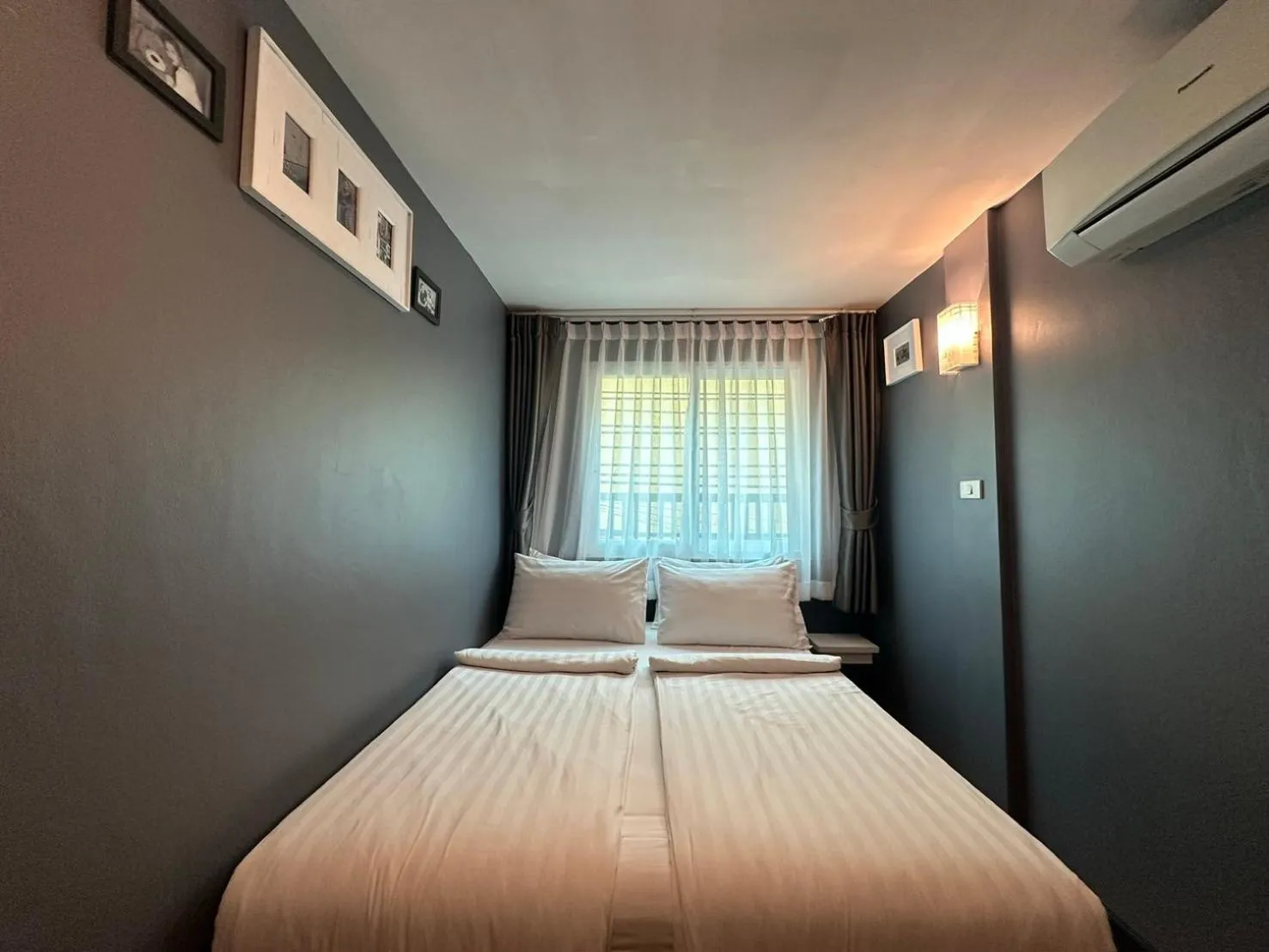 Photo of the whole room, Bed in BB House Phra Athit