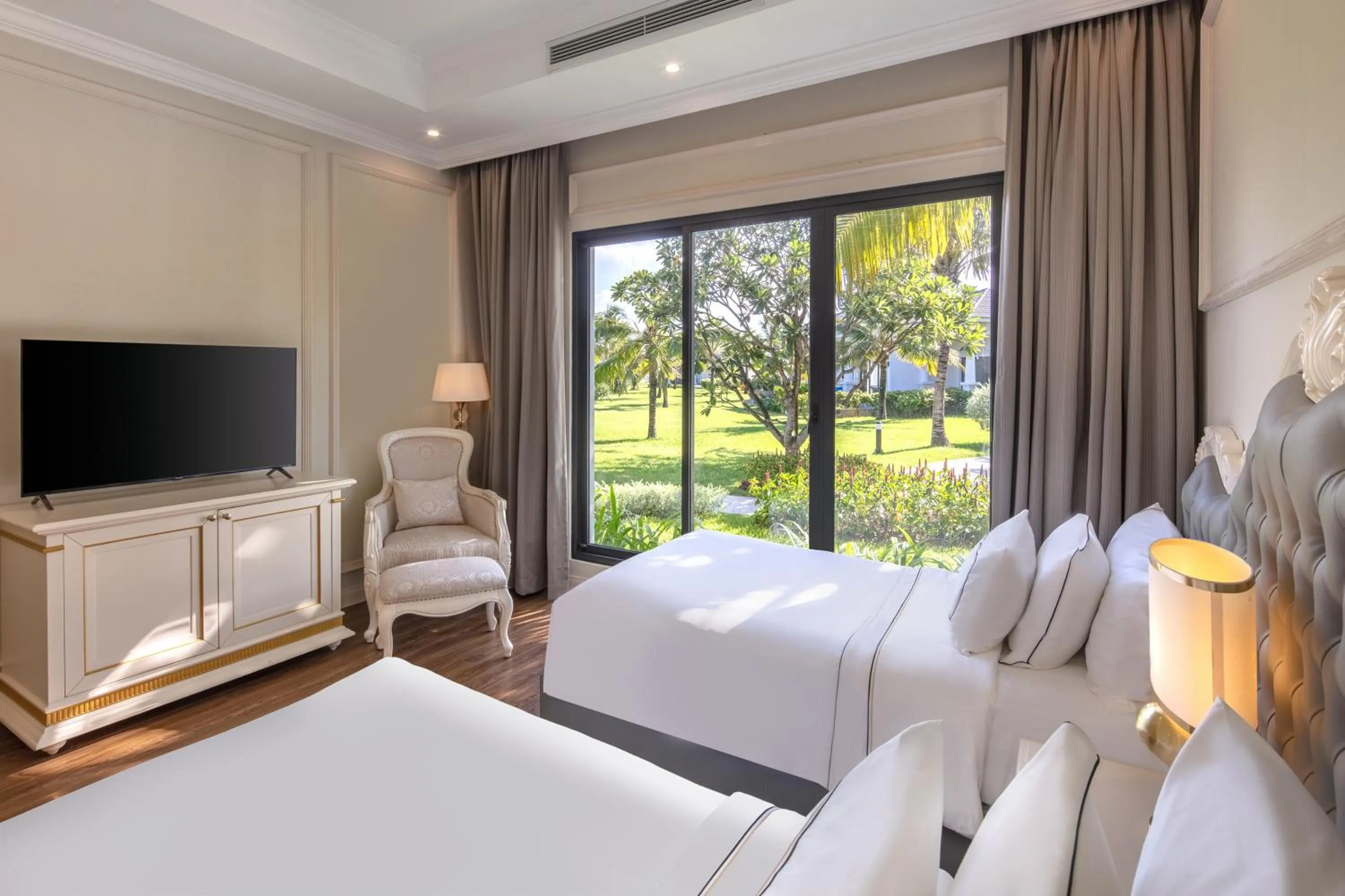 Bed in Meliá Vinpearl Cua Sot Beach Resort