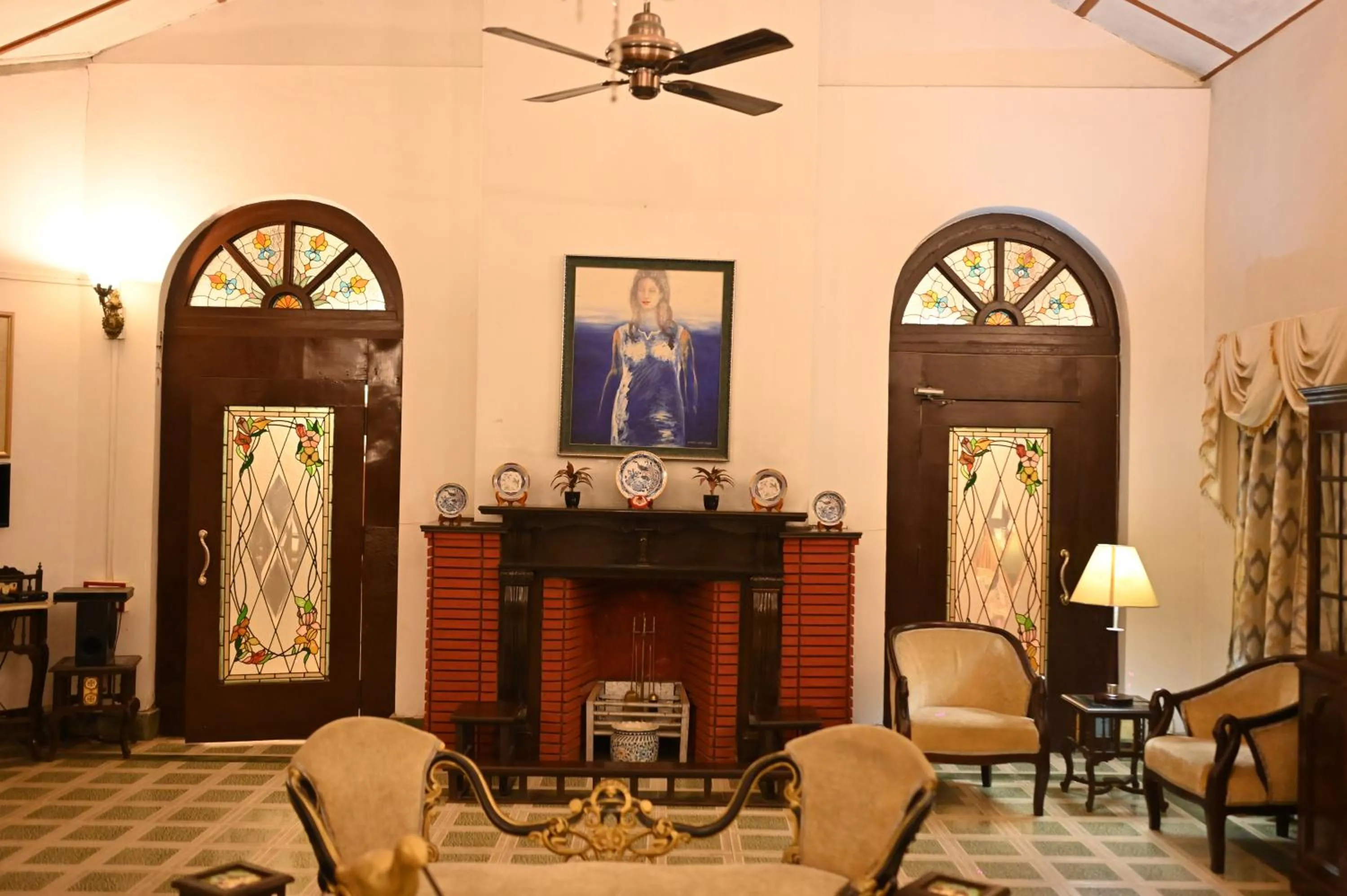 Seating area in Banyan Grove