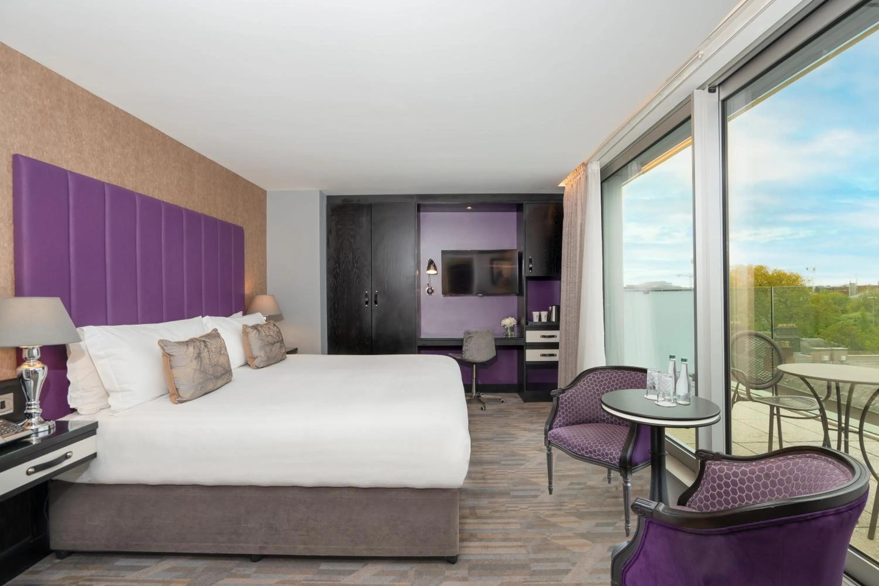 Balcony/Terrace, Bed in The Trinity City Hotel