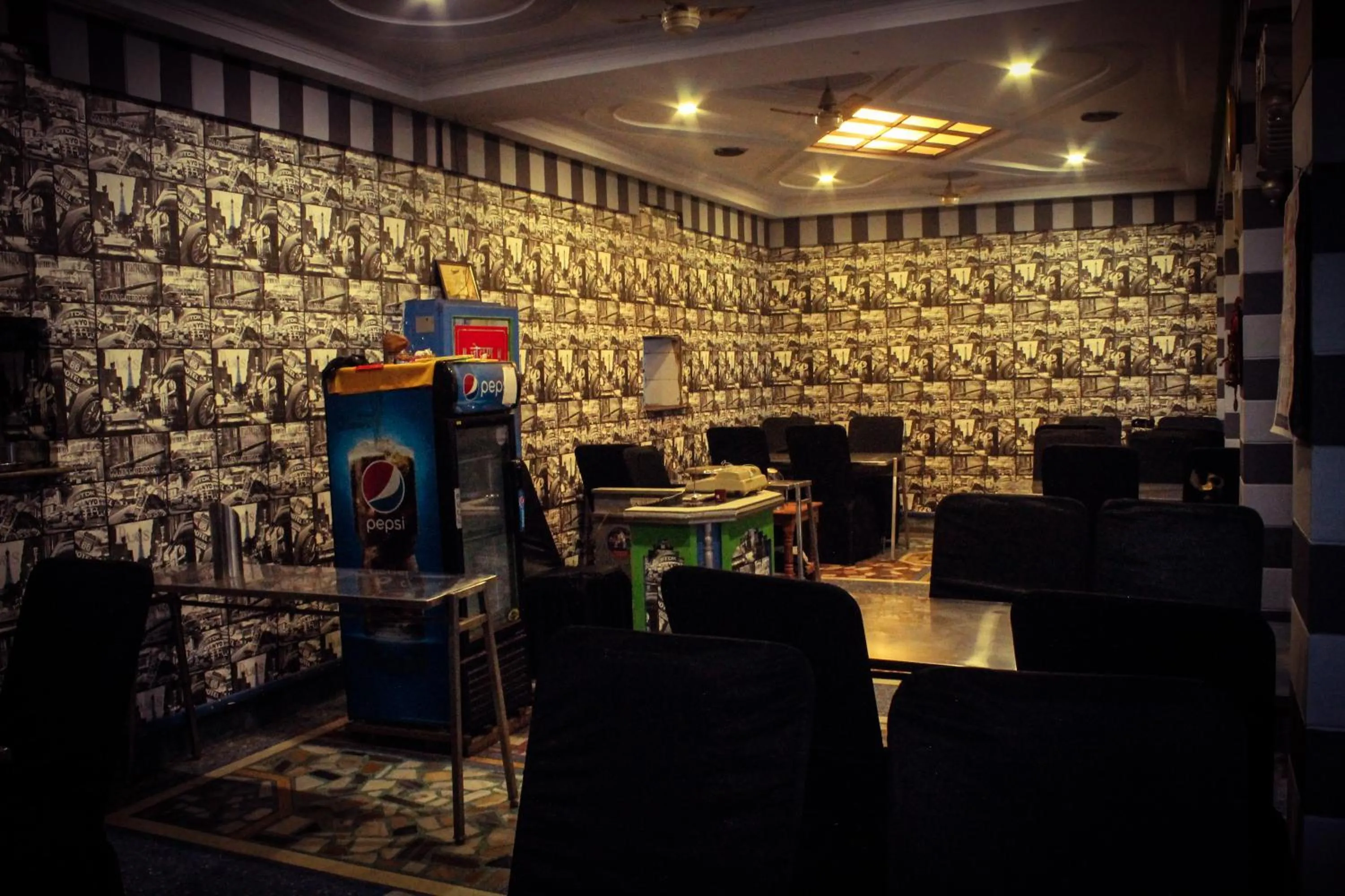 Restaurant/places to eat in Hotel Anand Palace