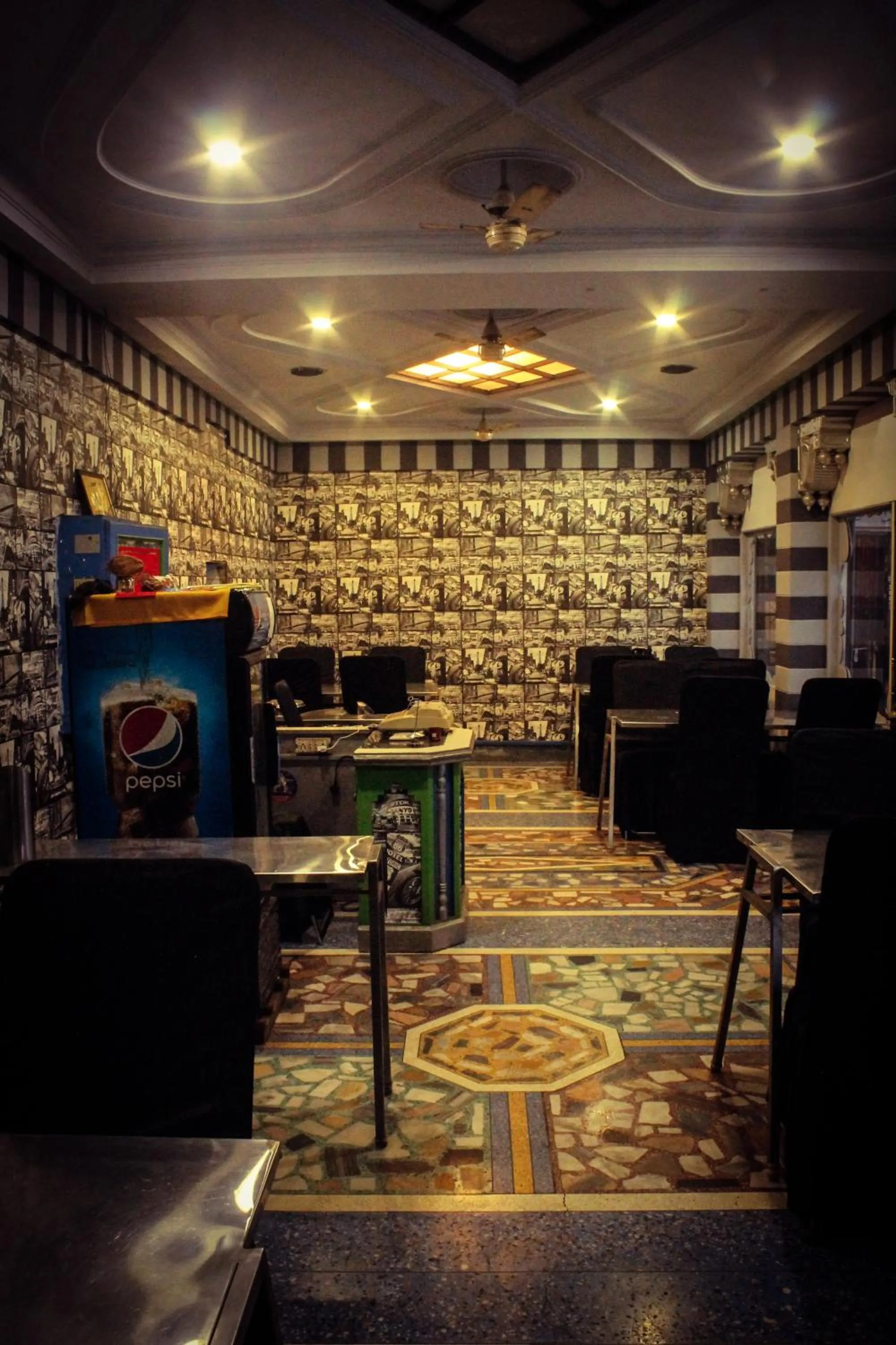Restaurant/places to eat in Hotel Anand Palace