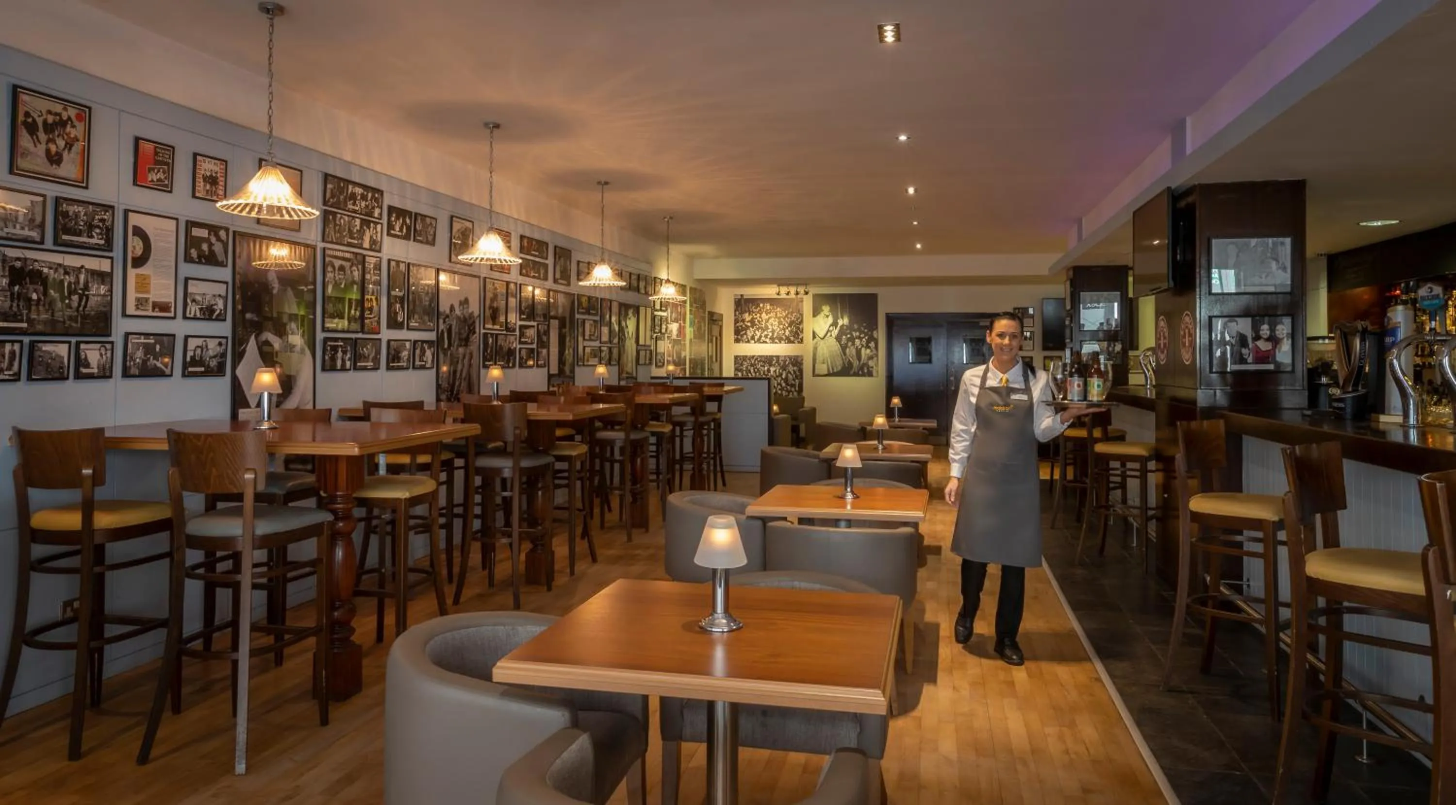 Lounge or bar in Maldron Hotel Derry