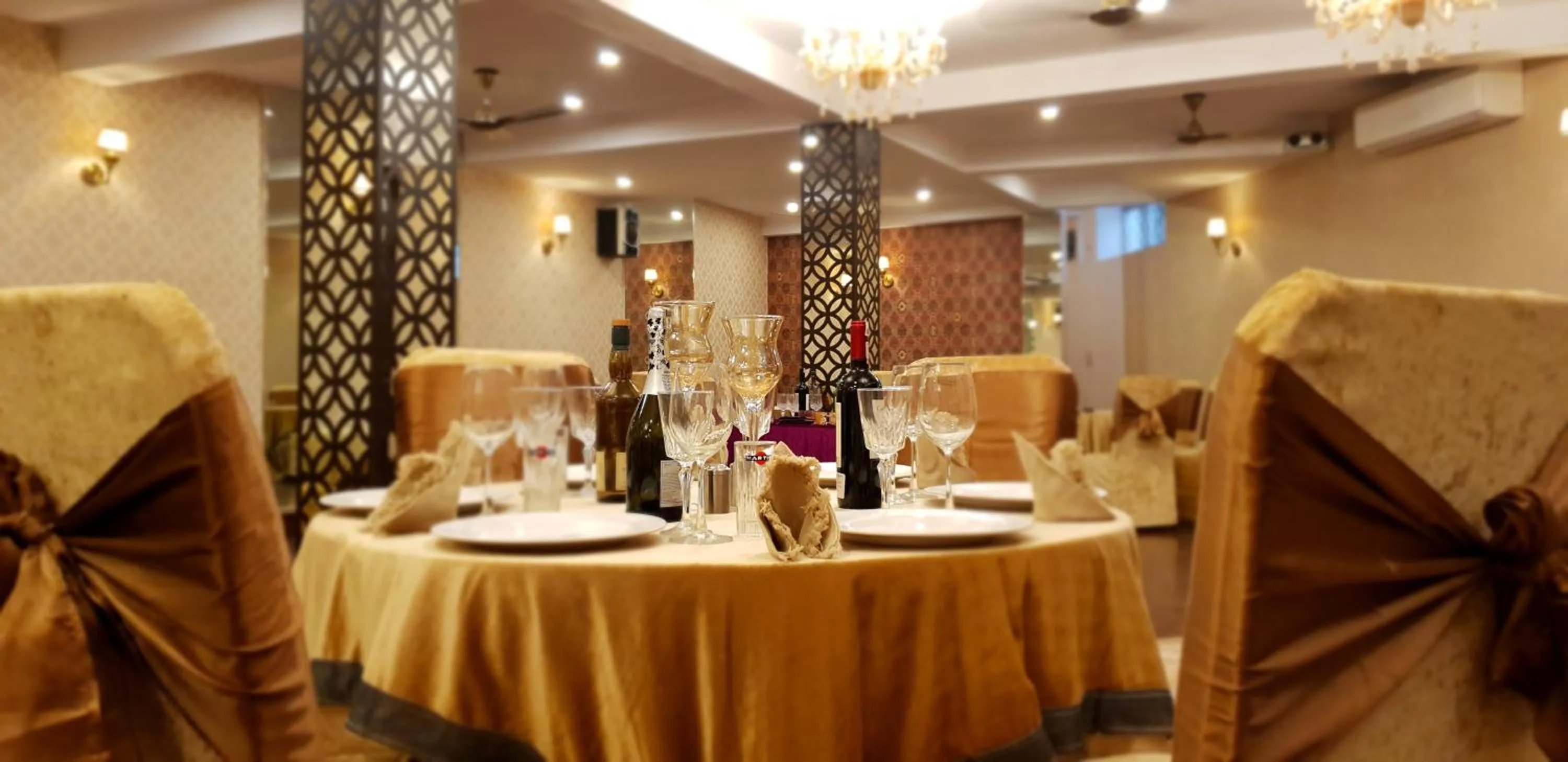 Restaurant/places to eat in Anand Bhawan